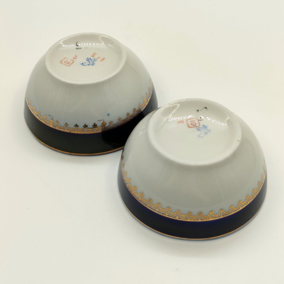 Пара пиал с орнаментальным декором, фарфор, крытье кобальтом, золочение, Фарфоровый завод «Пролетарий» (Бронница, Мста), СССР, 1967-1975 гг.