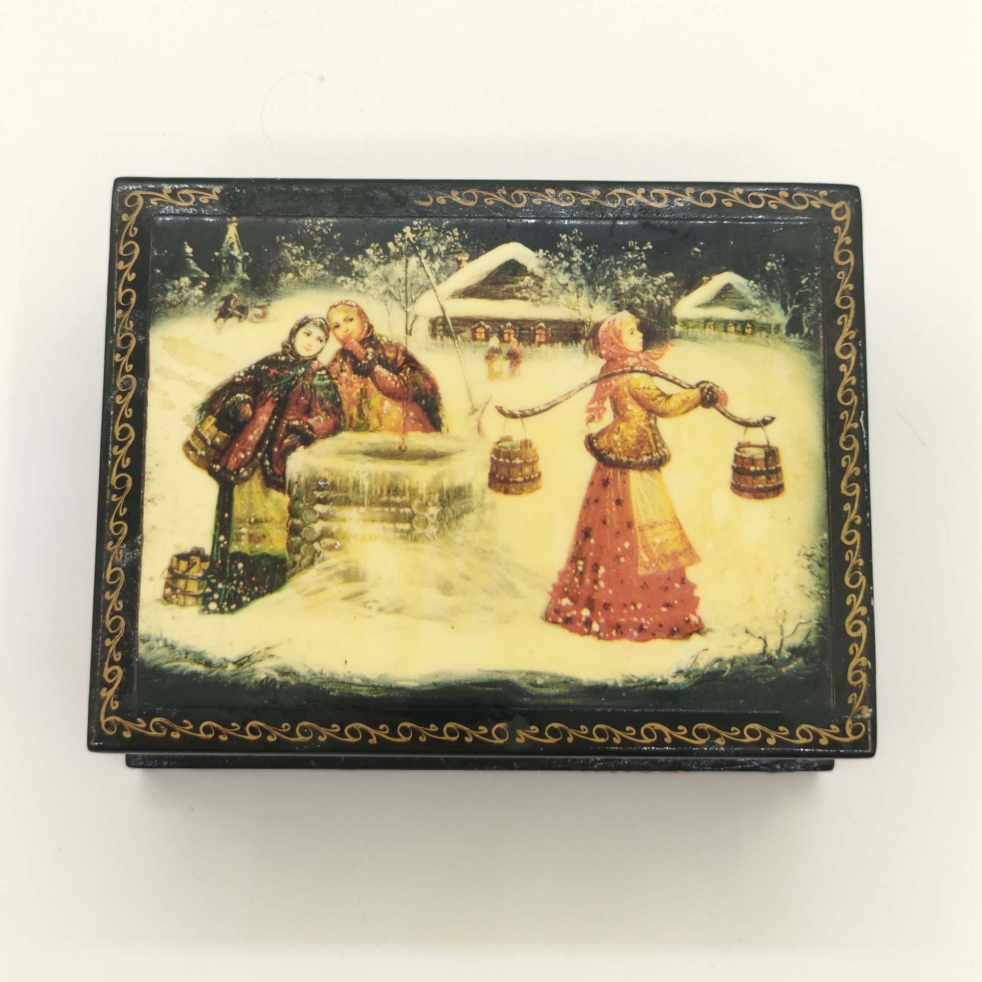 Шкатулка миниатюрная "У колодца"