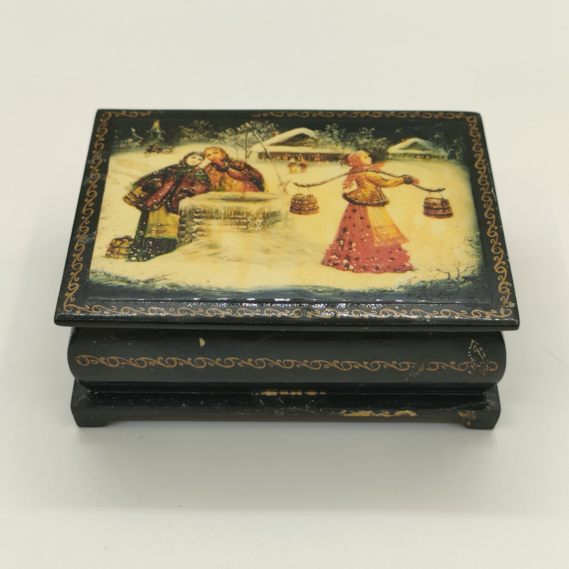 Шкатулка миниатюрная "У колодца"