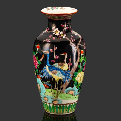 Ваза в стиле шинуазри "цветы и птицы" с изображением журавлей, цветущей вишни и пионов на черном фоне, фарфор, роспись эмалевыми красками, Китай, 1960-1980 гг.