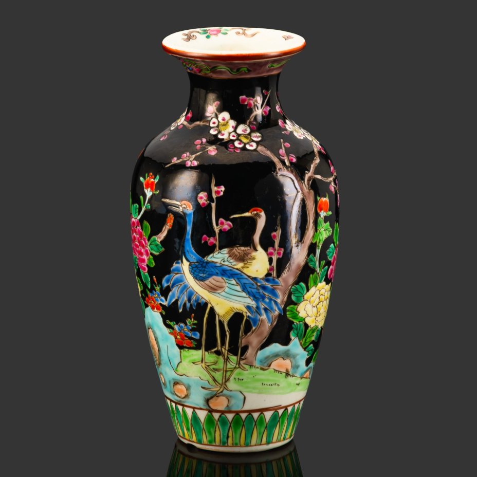 Ваза в стиле шинуазри "цветы и птицы" с изображением журавлей, цветущей вишни и пионов на черном фоне, фарфор, роспись эмалевыми красками, Китай, 1960-1980 гг.