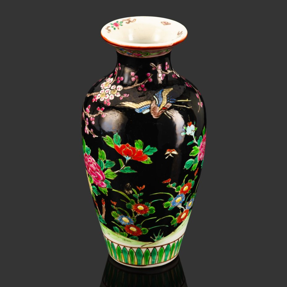 Ваза в стиле шинуазри "цветы и птицы" с изображением журавлей, цветущей вишни и пионов на черном фоне, фарфор, роспись эмалевыми красками, Китай, 1960-1980 гг.