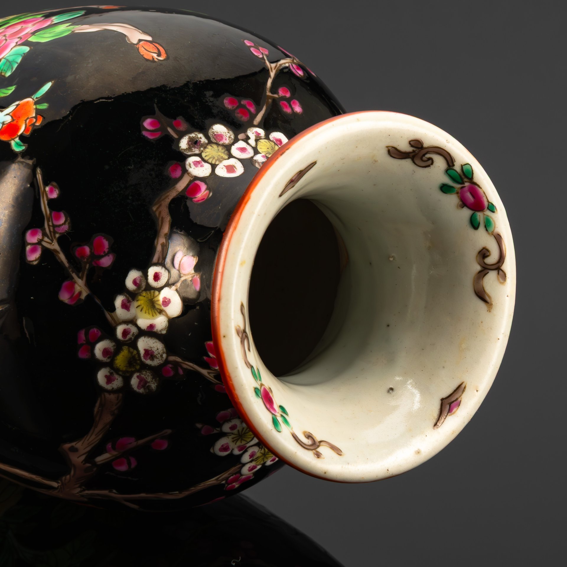 Ваза в стиле шинуазри "цветы и птицы" с изображением журавлей, цветущей вишни и пионов на черном фоне, фарфор, роспись эмалевыми красками, Китай, 1960-1980 гг.