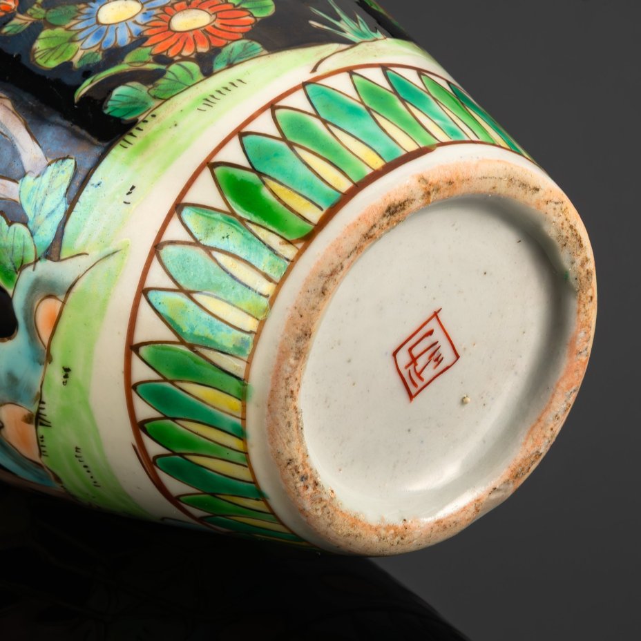 Ваза в стиле шинуазри "цветы и птицы" с изображением журавлей, цветущей вишни и пионов на черном фоне, фарфор, роспись эмалевыми красками, Китай, 1960-1980 гг.