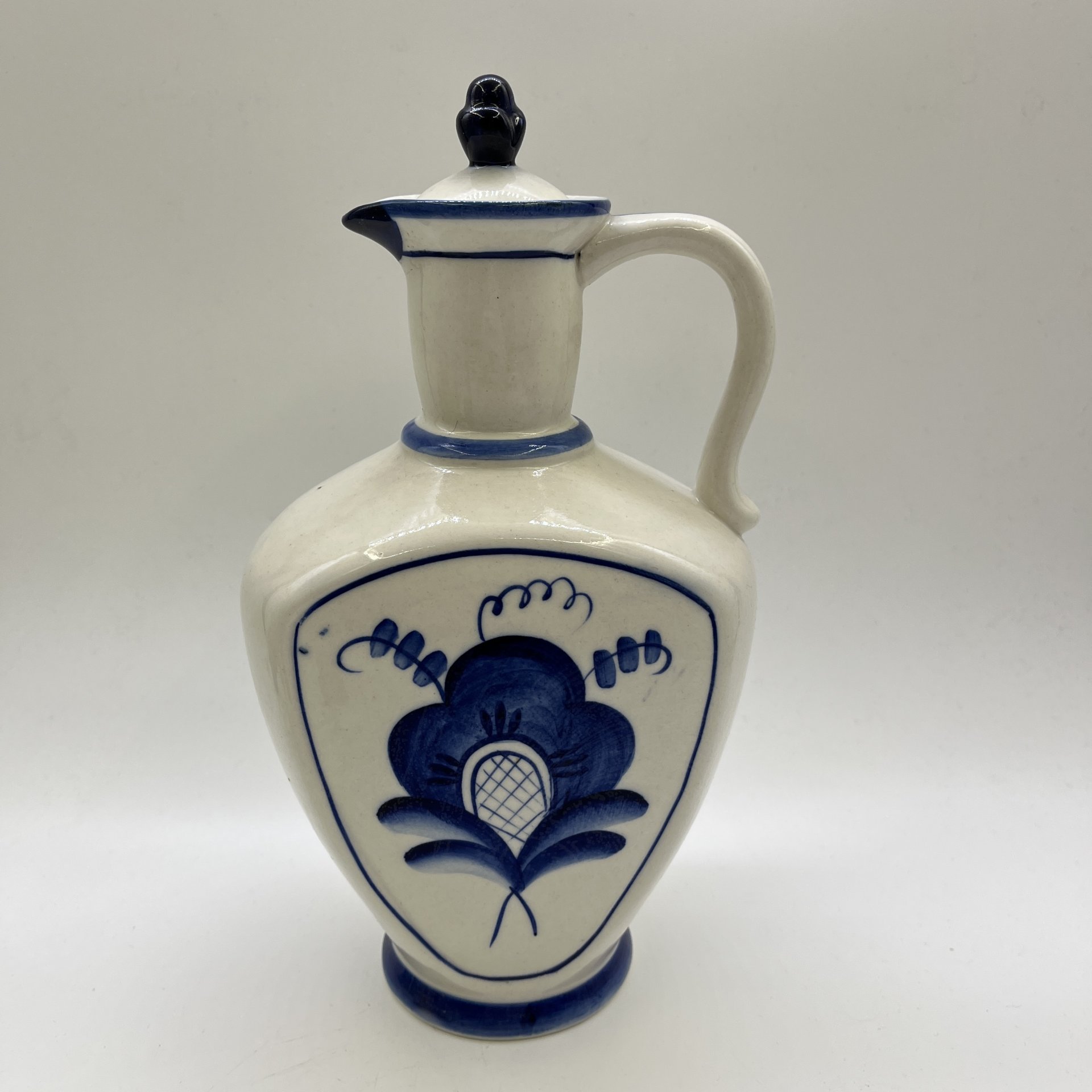 Кувшин с крышкой "Цветок, фарфор, роспись, Объединение «Гжель», СССР, 1972-1985 гг.