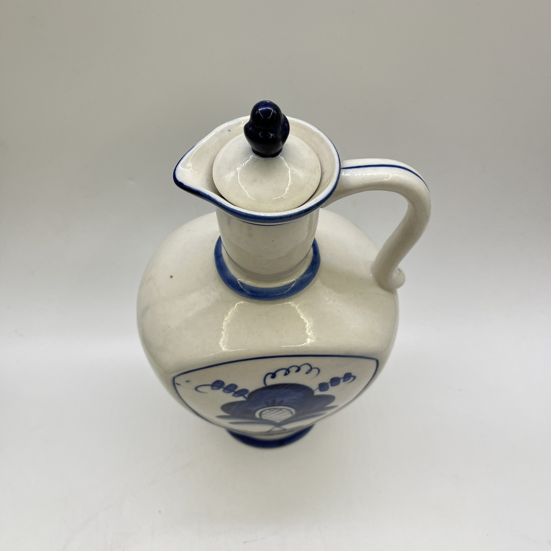 Кувшин с крышкой "Цветок, фарфор, роспись, Объединение «Гжель», СССР, 1972-1985 гг.