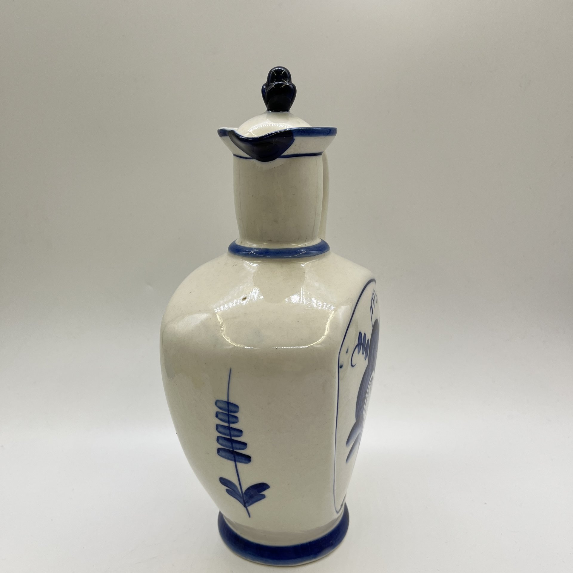 Кувшин с крышкой "Цветок, фарфор, роспись, Объединение «Гжель», СССР, 1972-1985 гг.