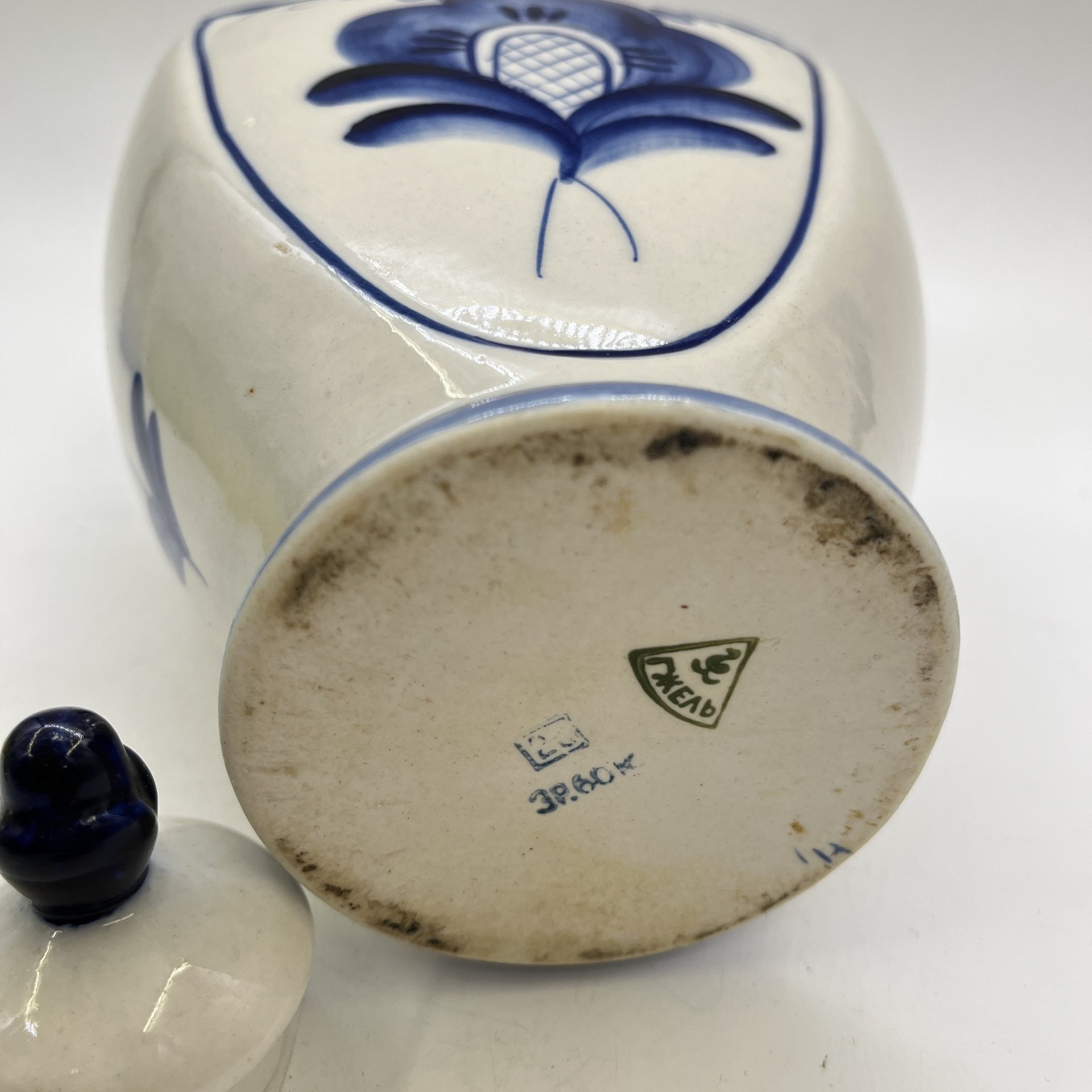 Кувшин с крышкой "Цветок, фарфор, роспись, Объединение «Гжель», СССР, 1972-1985 гг.