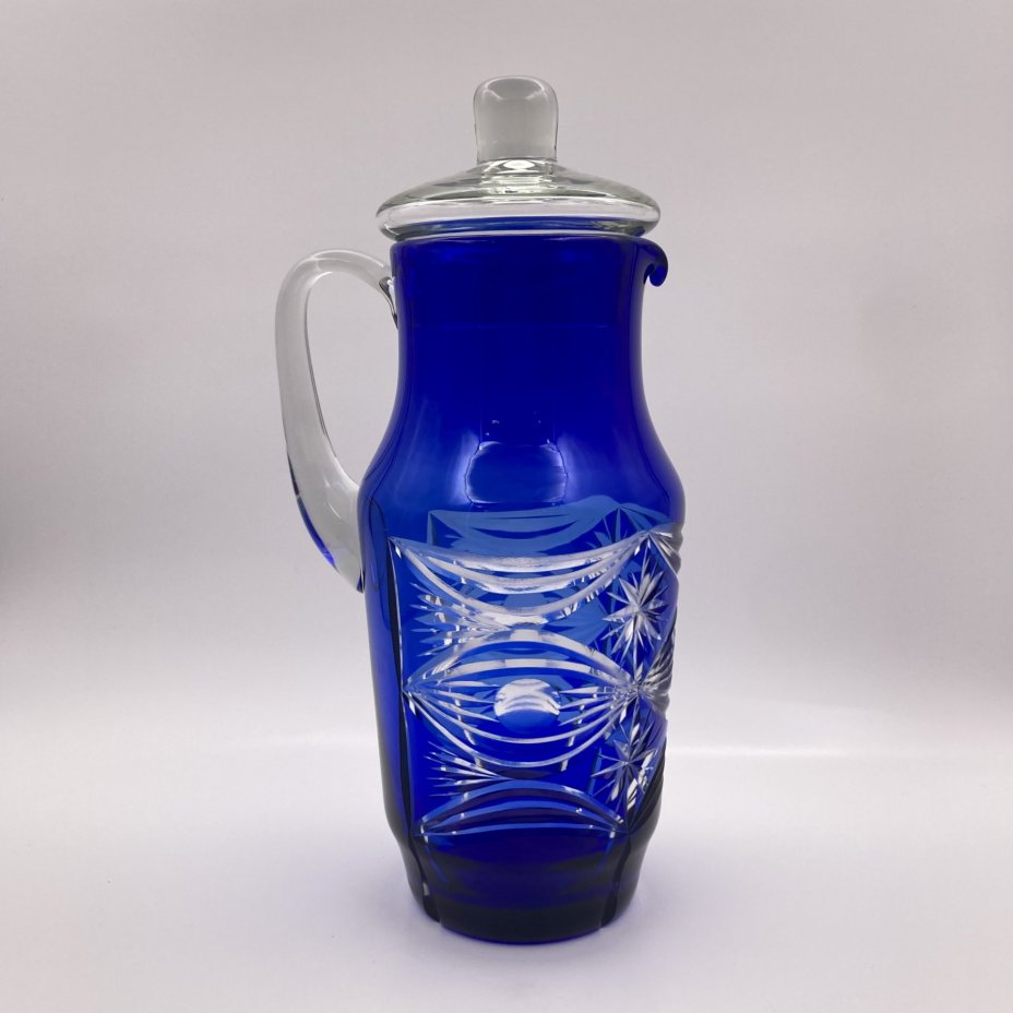 Кувшин с крышкой, декорированный резным декором