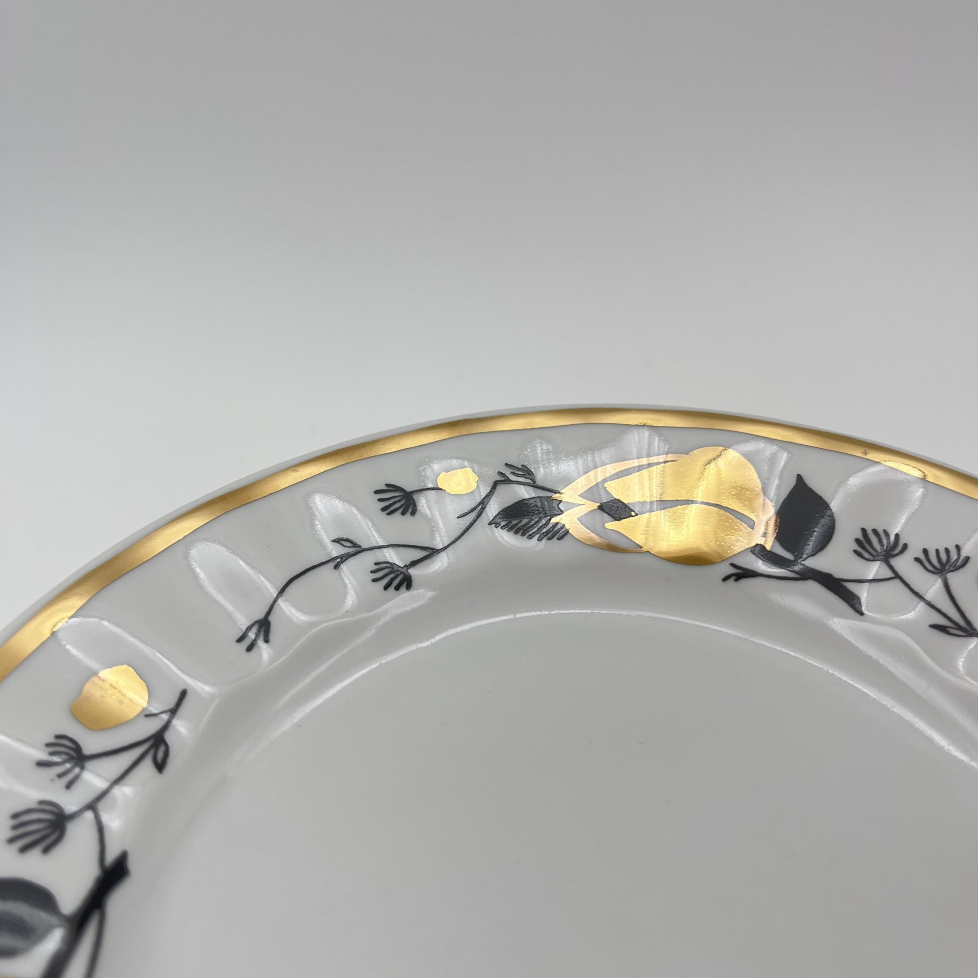 Набор из 5-ти десертных тарелок "Золотая роза", фарфор, деколь, золочение, Дмитровский фарфоровый завод (ДФЗ Вербилки), СССР, 1965-1991 гг.