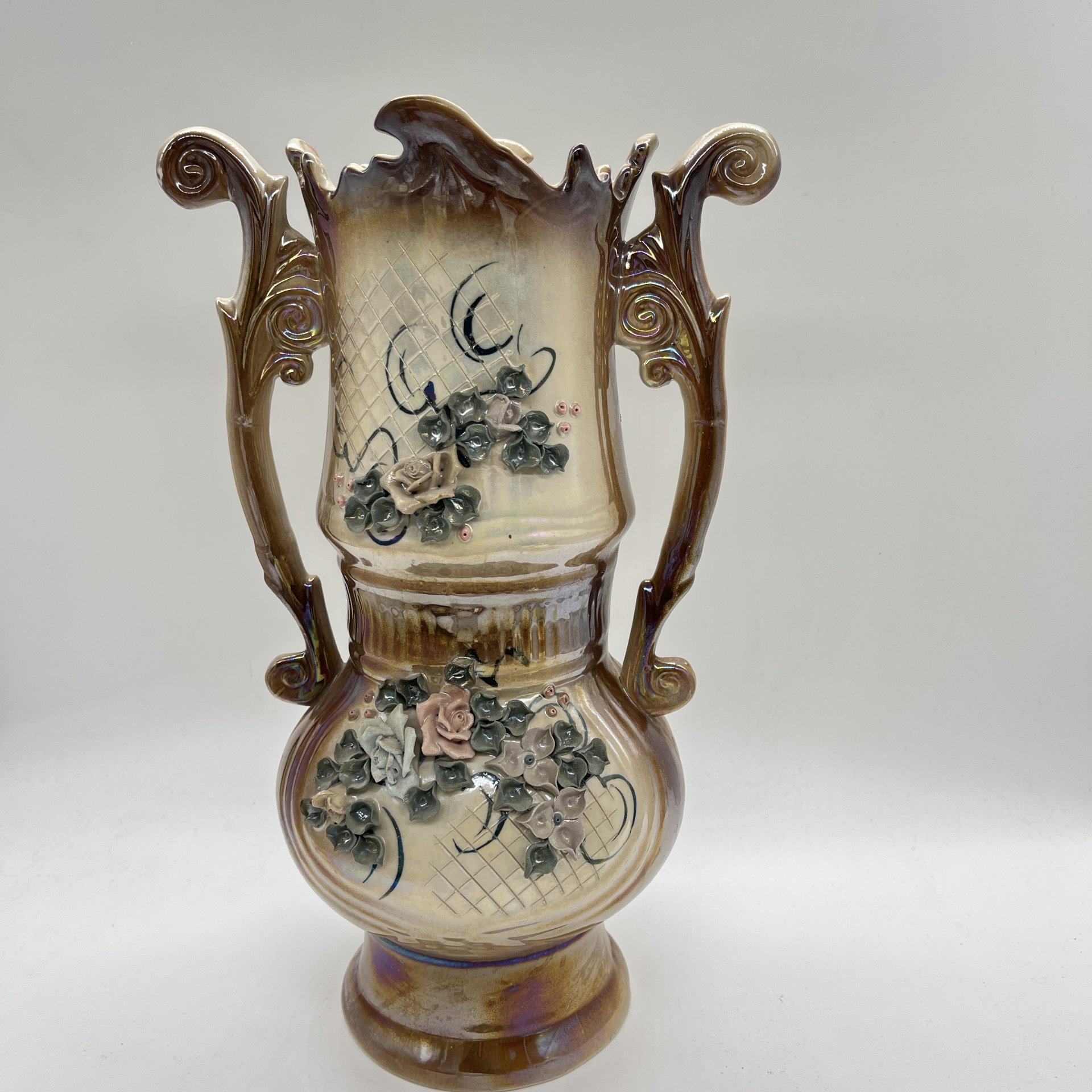 Ваза большая с лепным цветочным декором, керамика, роспись, Кисловодский художественный промкомбинат (КХПК), Россия, 1980-2000 гг.