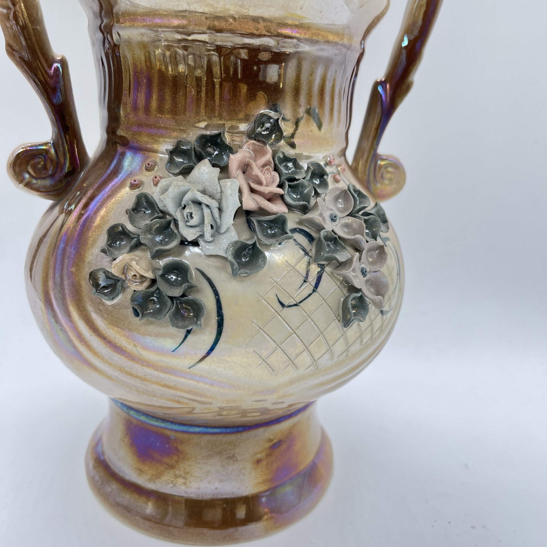 Ваза большая с лепным цветочным декором, керамика, роспись, Кисловодский художественный промкомбинат (КХПК), Россия, 1980-2000 гг.