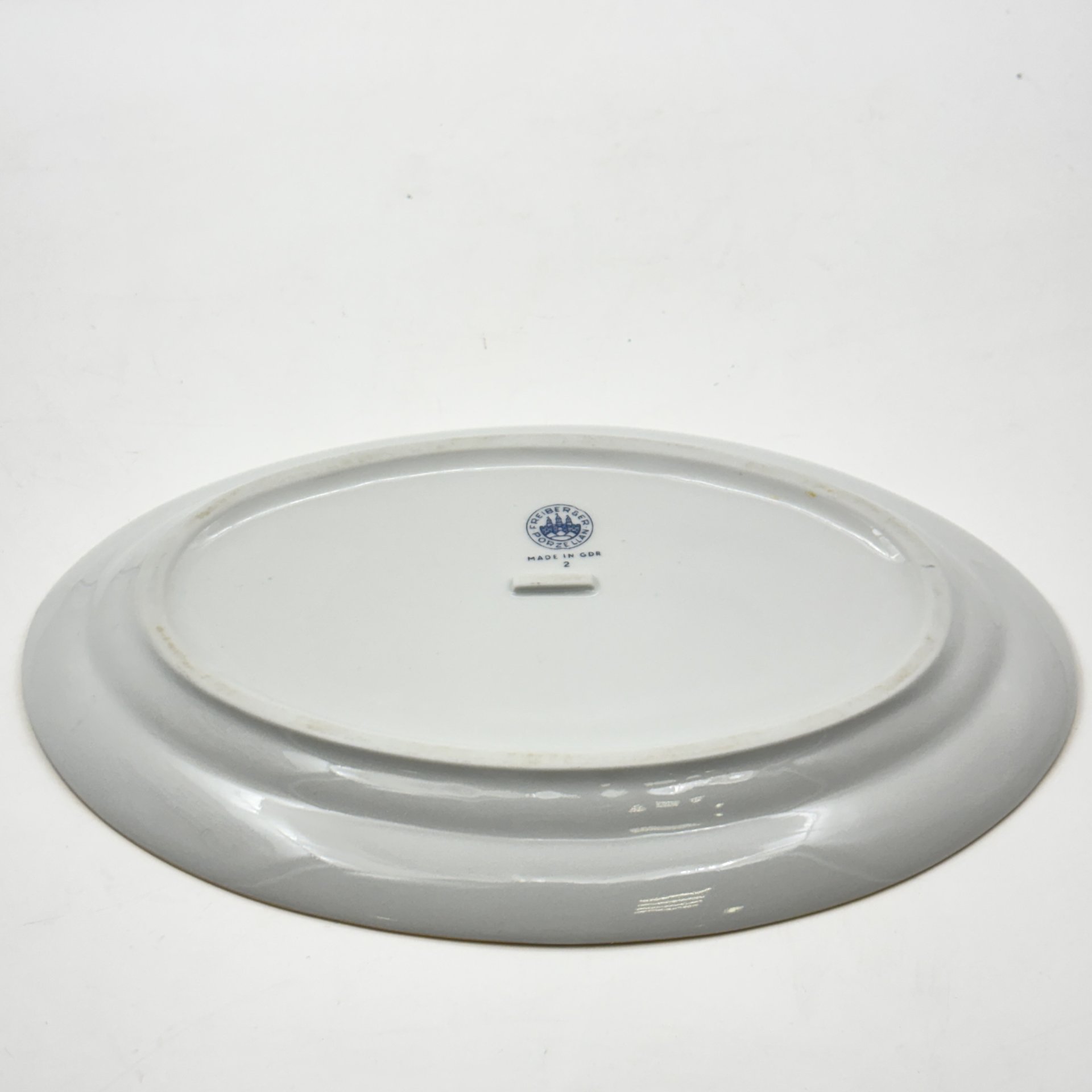 Блюдо овальное, украшенное цветочным декором, фарфор, деколь, золочение, Freiberger Porzellan, ГДР, 1970-1995 гг.