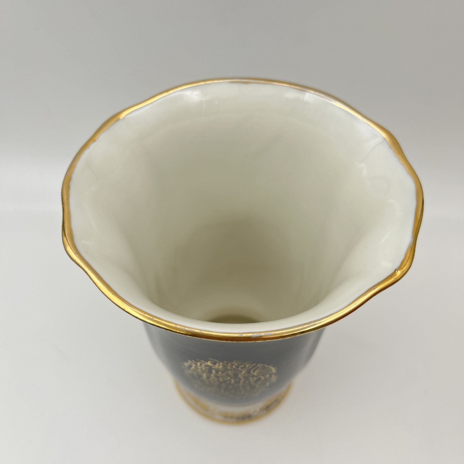 Ваза в форме кубка с цветочным декором (с дарственной надписью), фарфор, крытье кобальтом, золочение, Ленинградский фарфоровый завод (ЛФЗ), СССР, 1959 г.