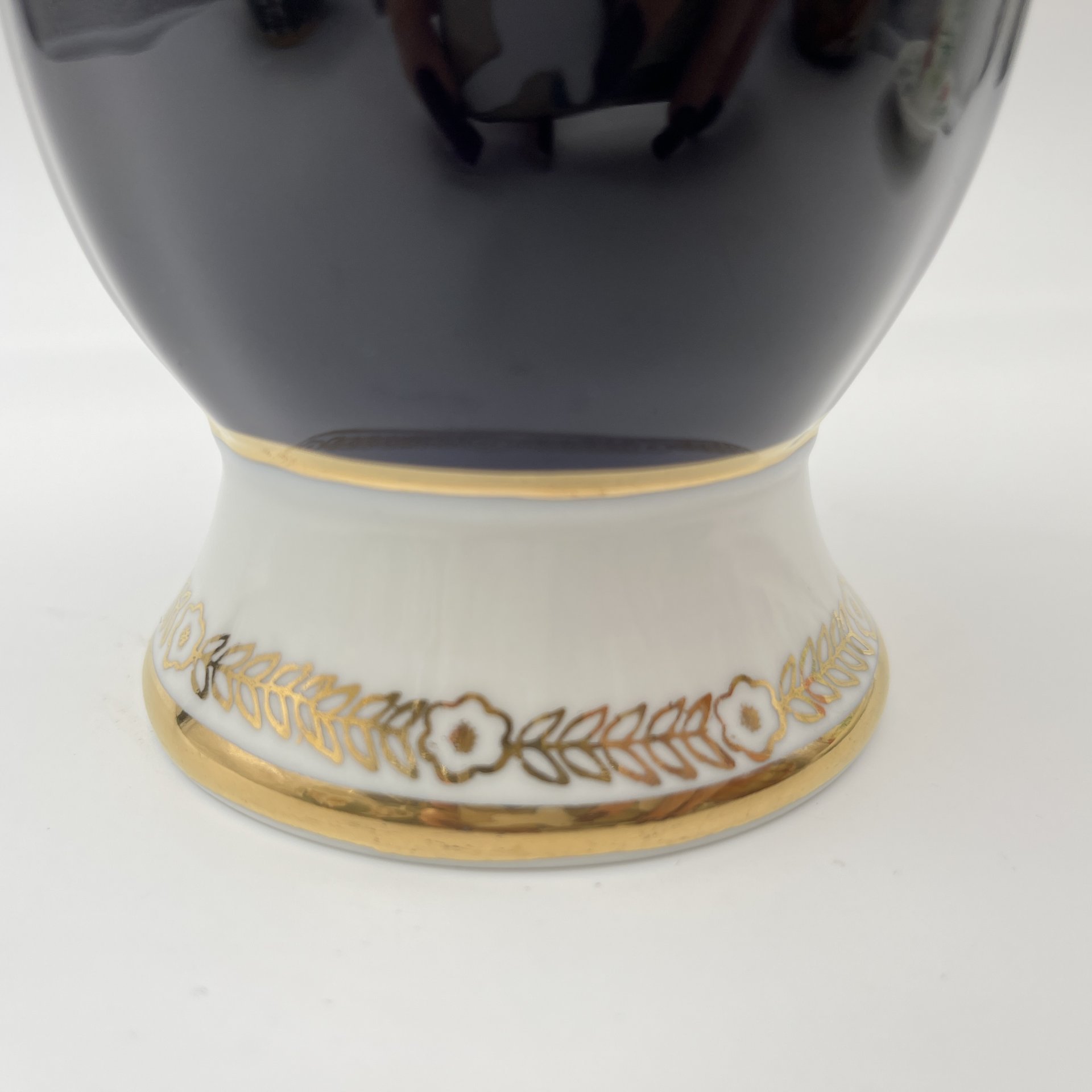 Ваза в форме кубка с цветочным декором (с дарственной надписью), фарфор, крытье кобальтом, золочение, Ленинградский фарфоровый завод (ЛФЗ), СССР, 1959 г.