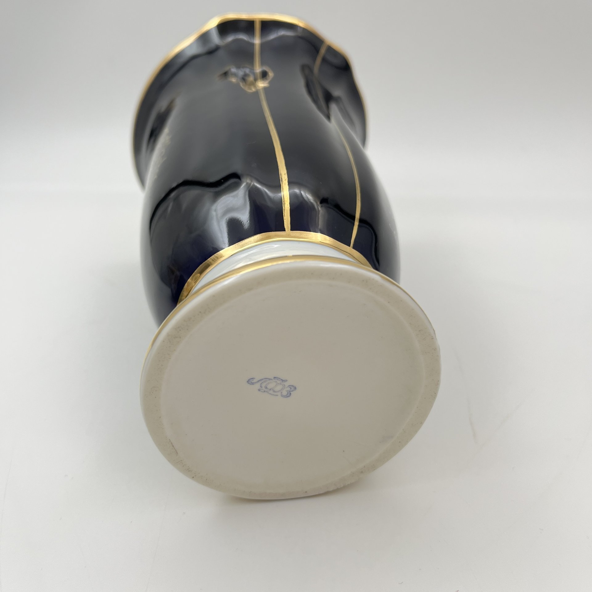 Ваза в форме кубка с цветочным декором (с дарственной надписью), фарфор, крытье кобальтом, золочение, Ленинградский фарфоровый завод (ЛФЗ), СССР, 1959 г.