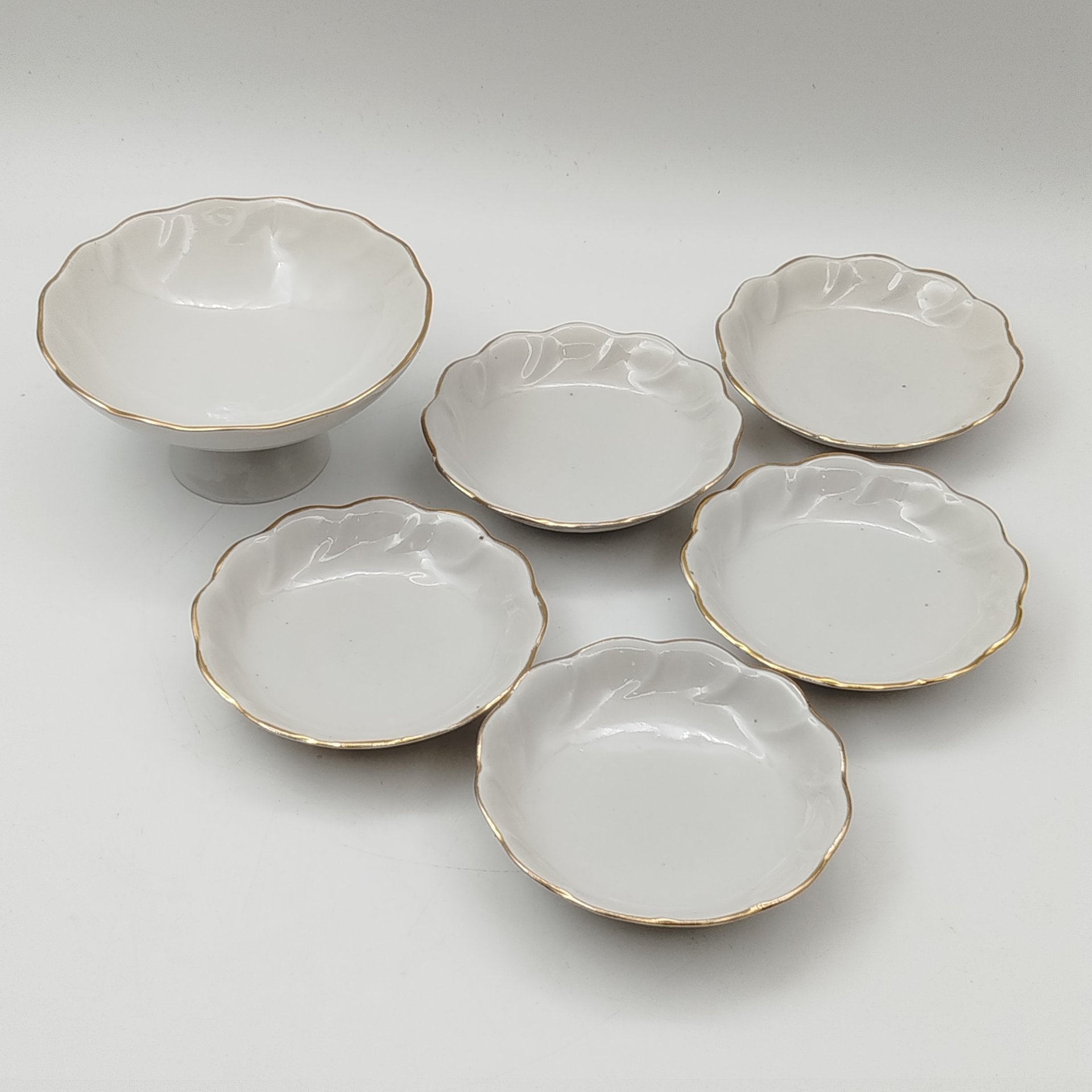 Набор для подачи варенья с золотистой каймой на пять персон (5 тарелок и вазочка на ножке)