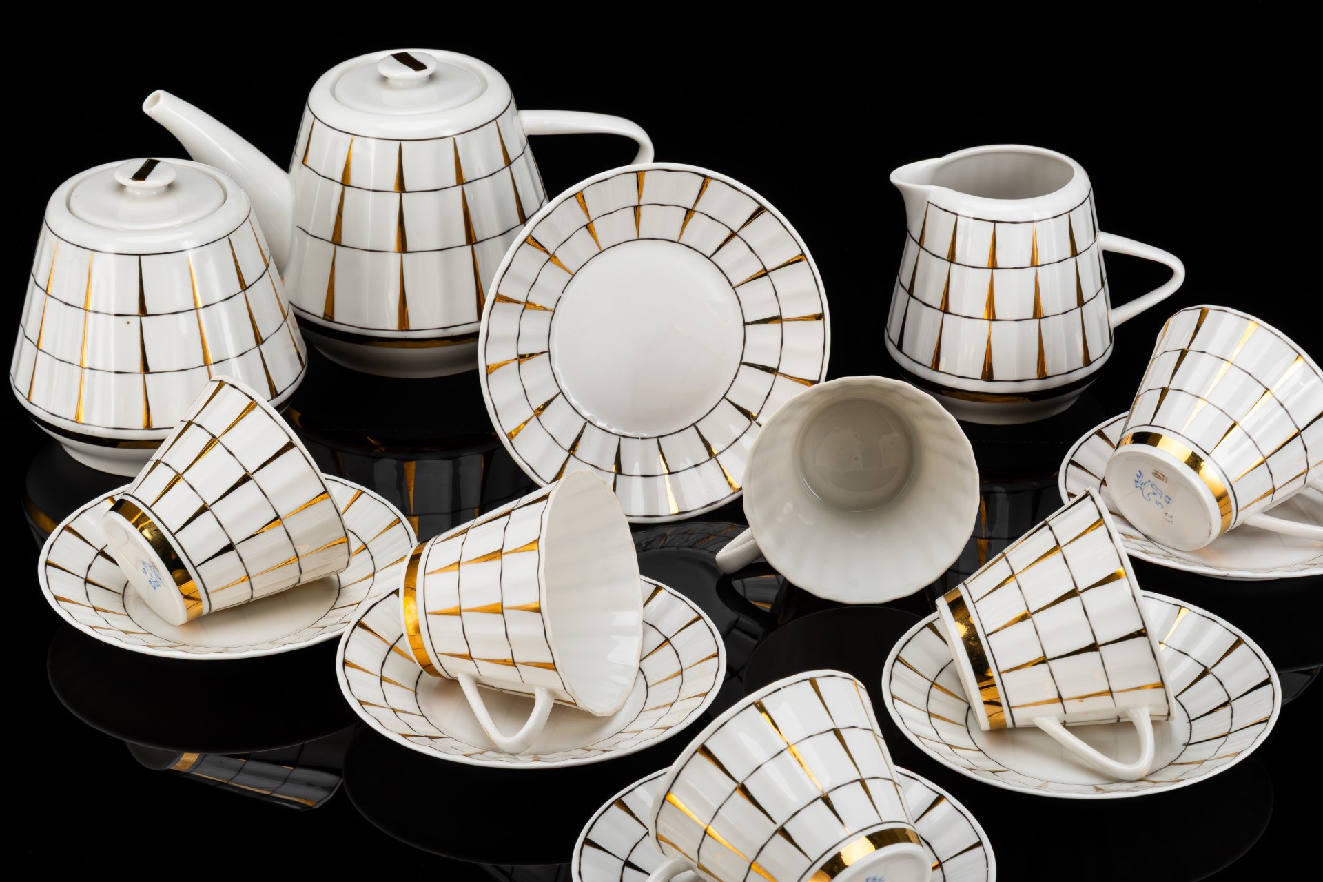 Сервиз чайный "Золотая клетка" на 6 персон (15 предметов), форма "Каннелюрный", автор формы Ольшевский В.Н., автор рисунка Правикова А.И.