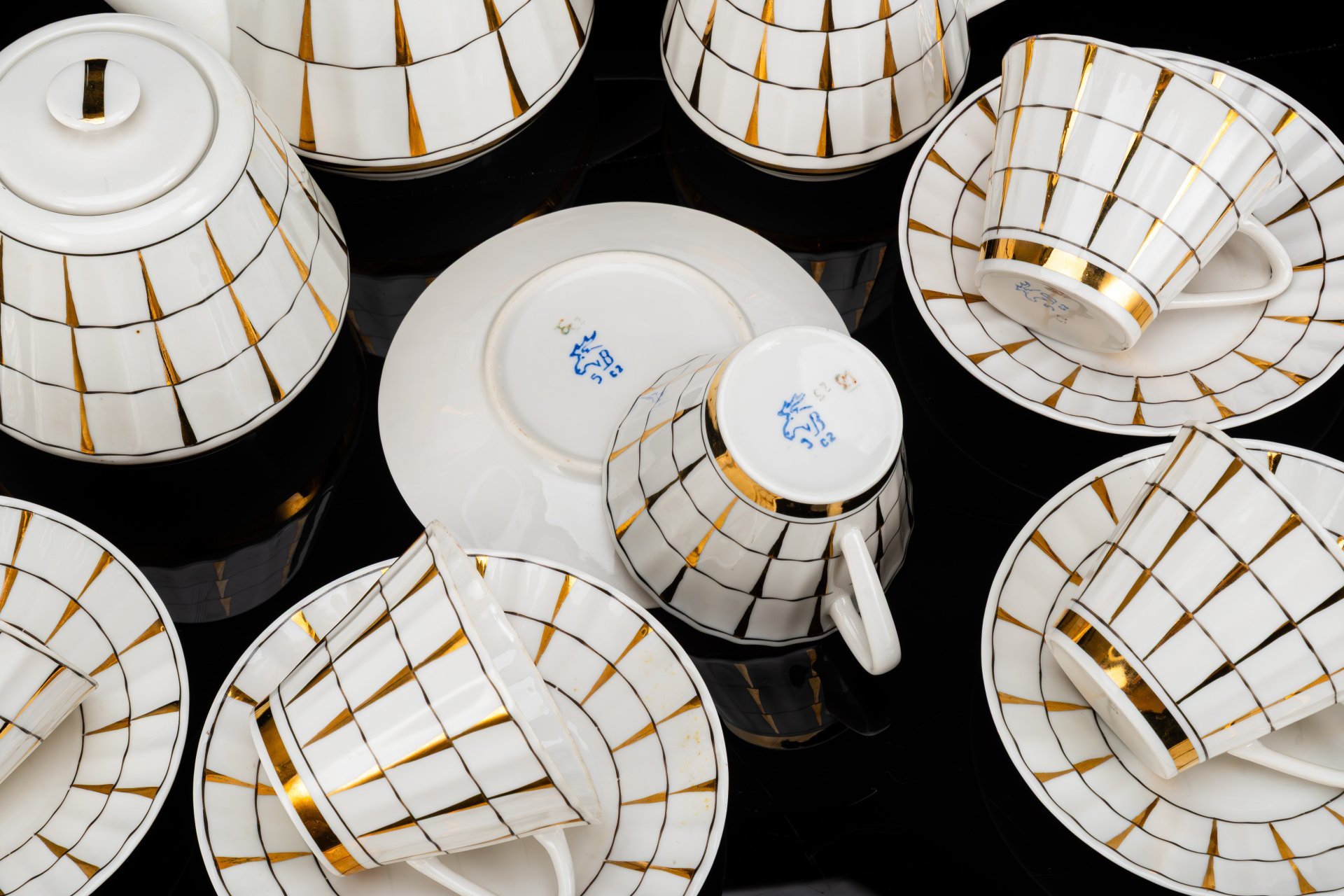 Сервиз чайный "Золотая клетка" на 6 персон (15 предметов), форма "Каннелюрный", автор формы Ольшевский В.Н., автор рисунка Правикова А.И.