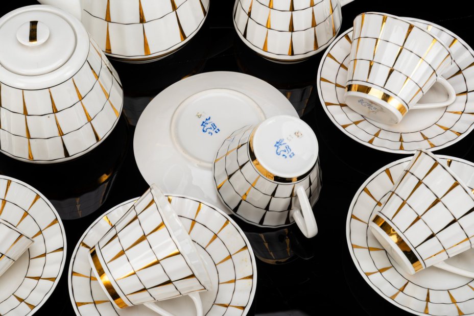 Сервиз чайный "Золотая клетка" на 6 персон (15 предметов), форма "Каннелюрный", автор формы Ольшевский В.Н., автор рисунка Правикова А.И.