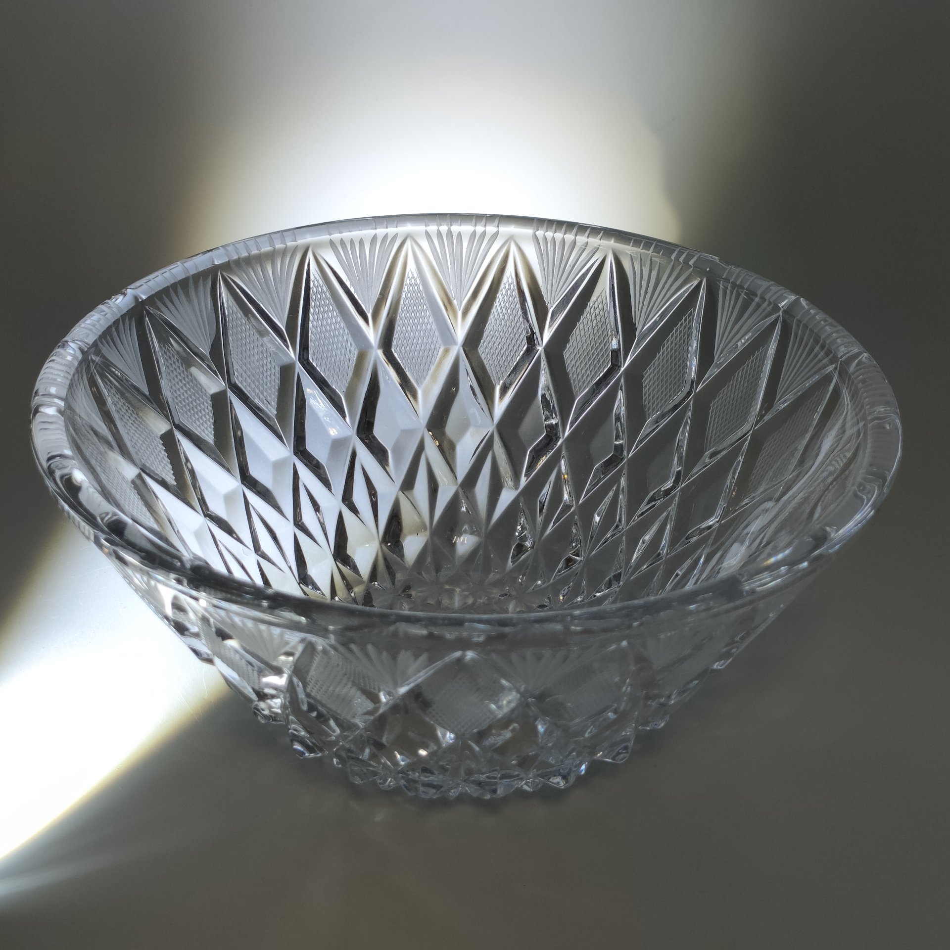 Салатник с рельефным резным декором, хрусталь, пресс, резьба, СССР, 1970-1990 гг.