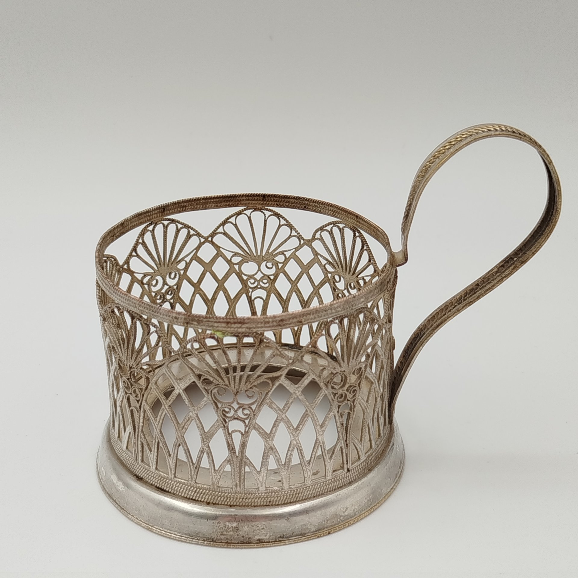 Подстаканник, выполненный в технике ажурной скани, мельхиор (медь-никель), скань, СССР, 1970-1990 гг.