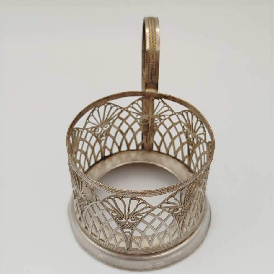 Подстаканник, выполненный в технике ажурной скани