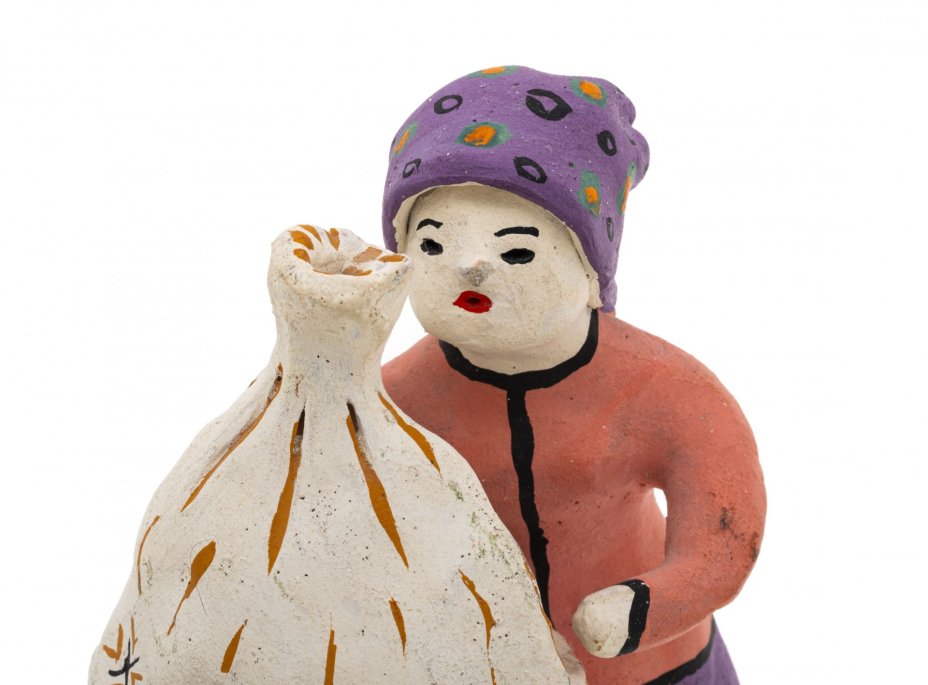 Игрушка каргопольская "Женщина, качающая ребенка в люльке"