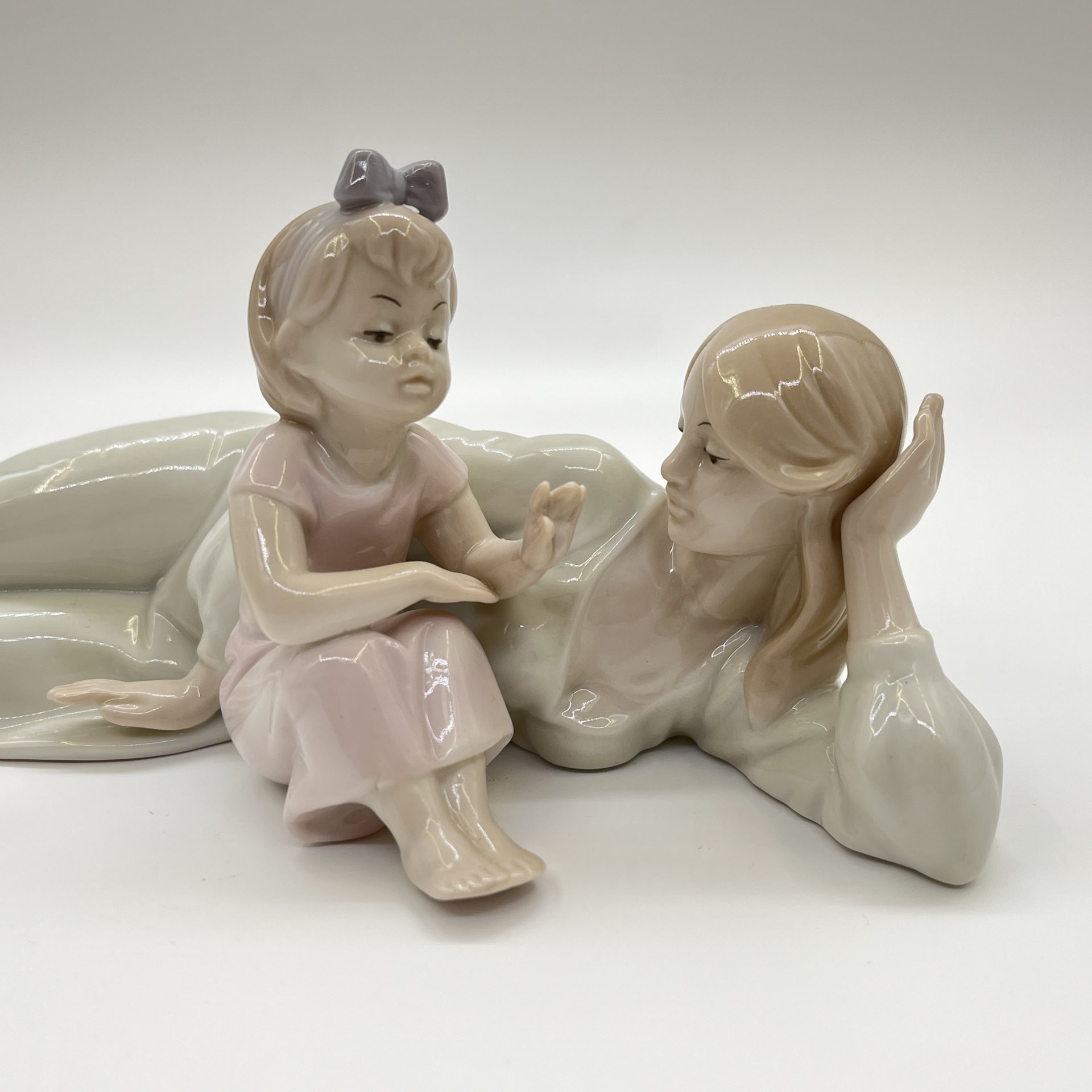 Статуэтка "Девушка с ребенком", фарфор, Pavone, Италия, 2025 г.