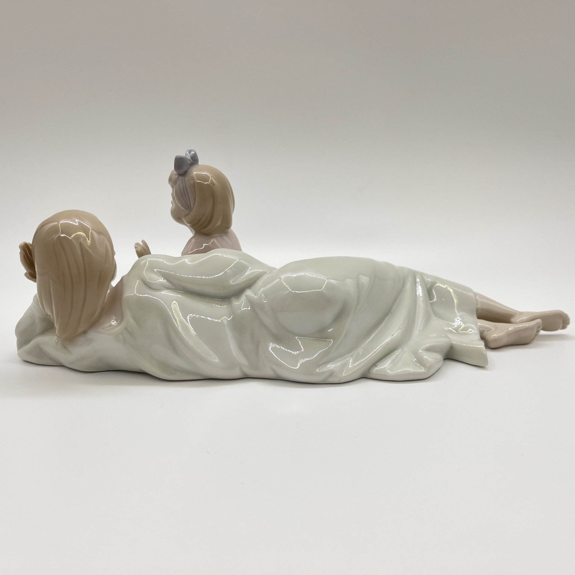 Статуэтка "Девушка с ребенком", фарфор, Pavone, Италия, 2025 г.