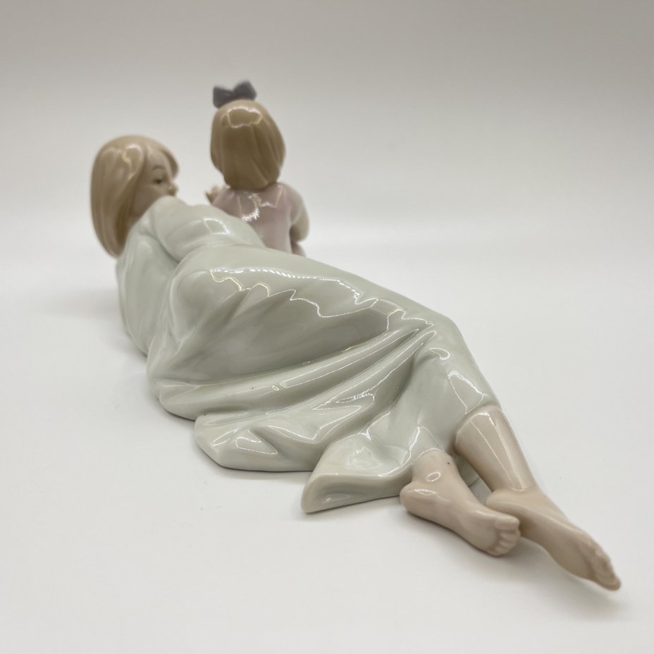 Статуэтка "Девушка с ребенком", фарфор, Pavone, Италия, 2025 г.