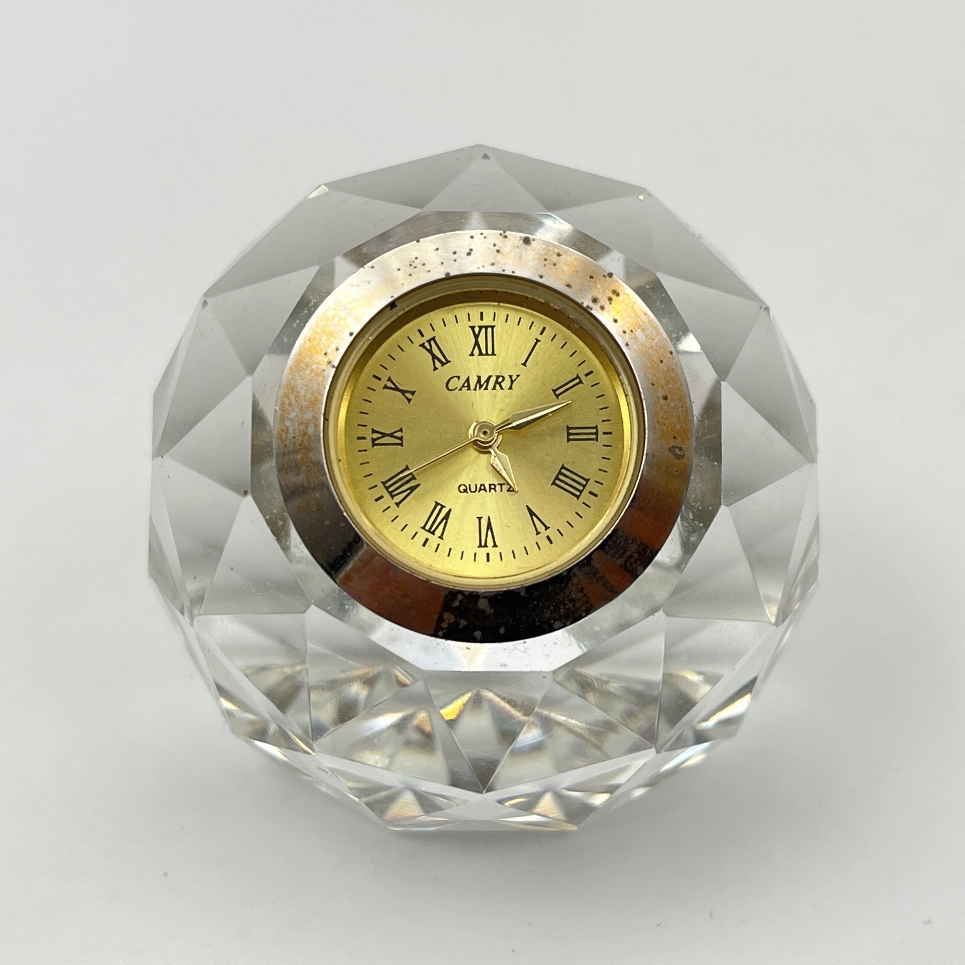 Настольные часы в форме многоугольника