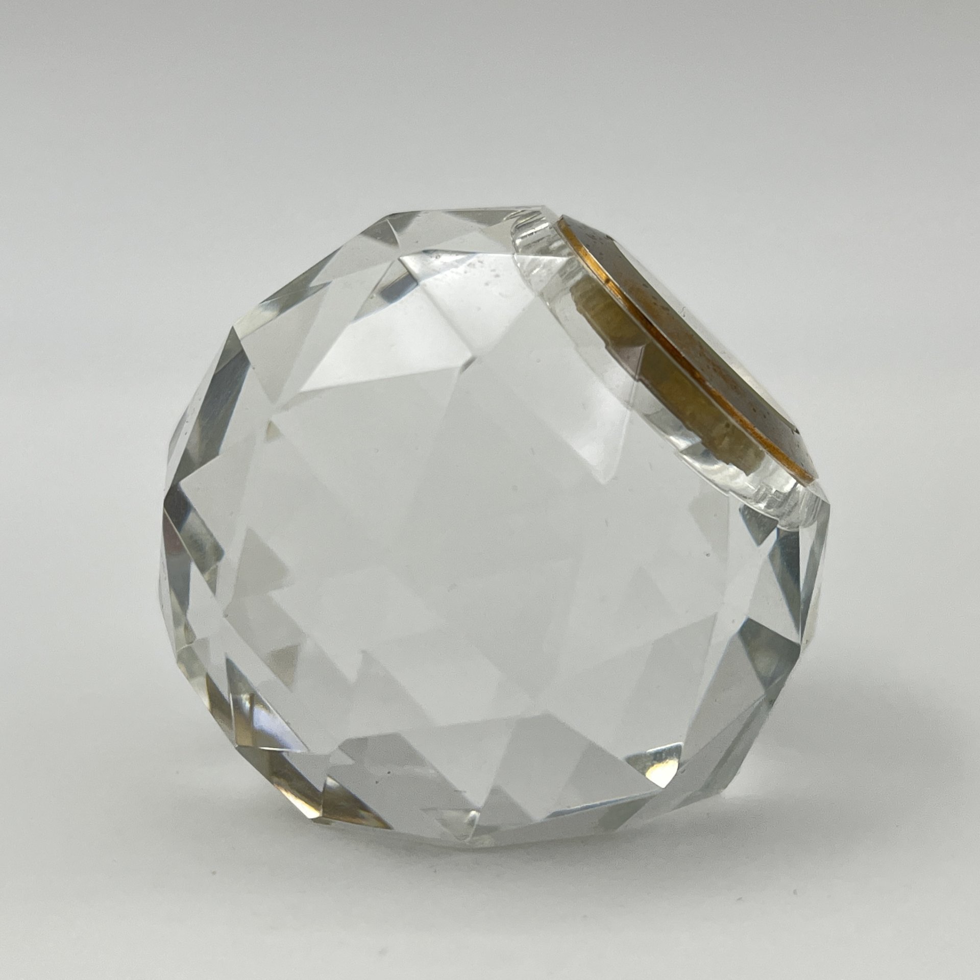 Настольные часы в форме многоугольника