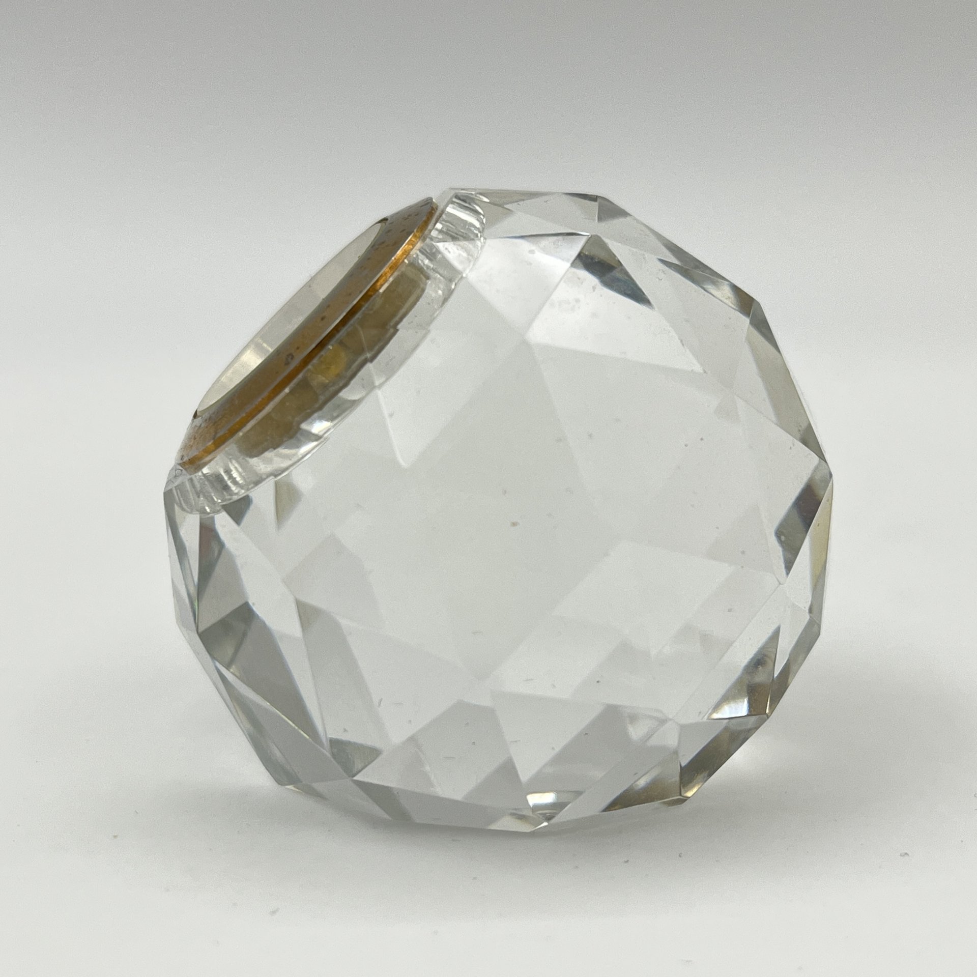 Настольные часы в форме многоугольника