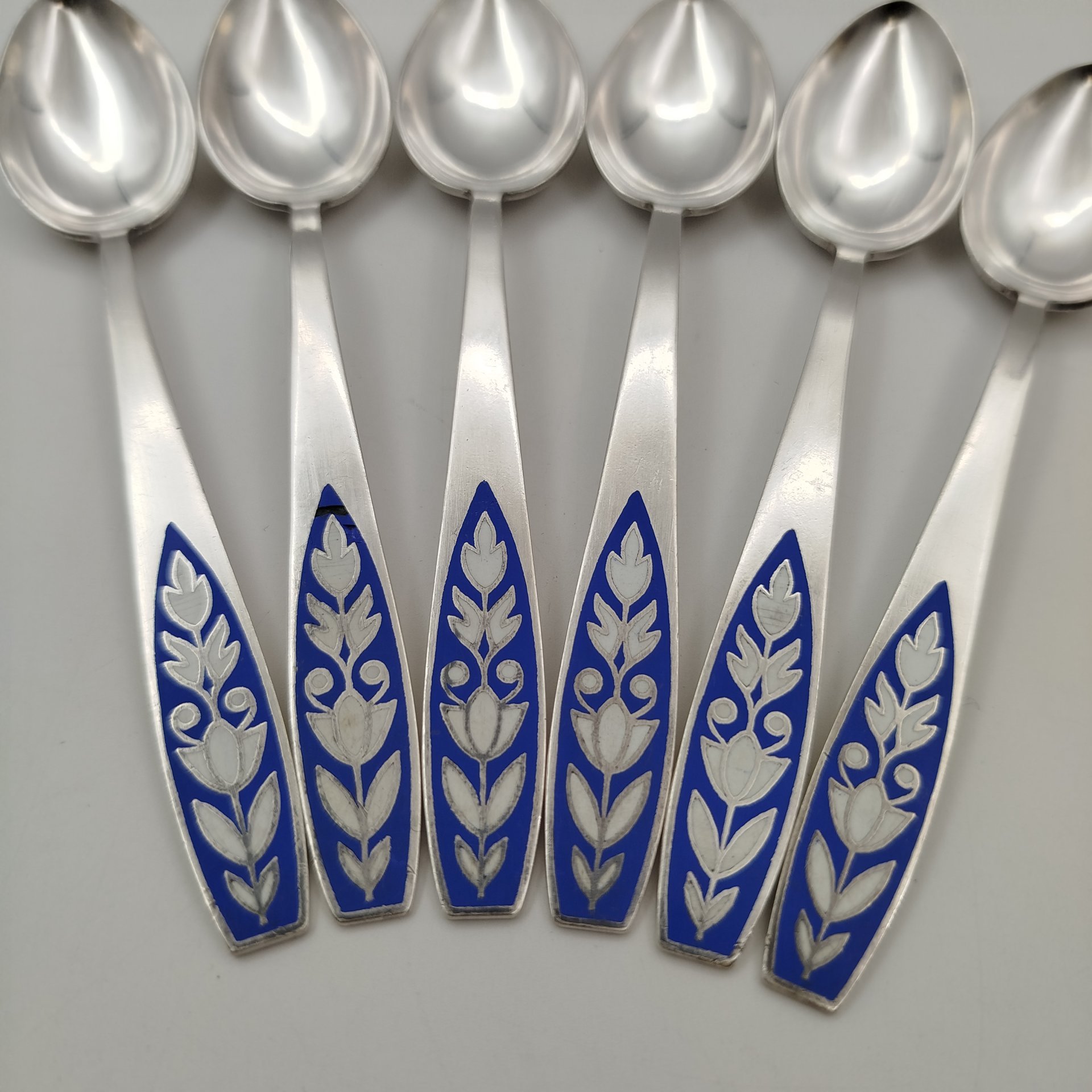 Набор из шести чайных ложек с растительным орнаментом, мНЦ (медь-никель-цинк), эмали, Ленинградская ювелирная фабрика, СССР, 1968 г., Ленинградская ювелирная фабрика
