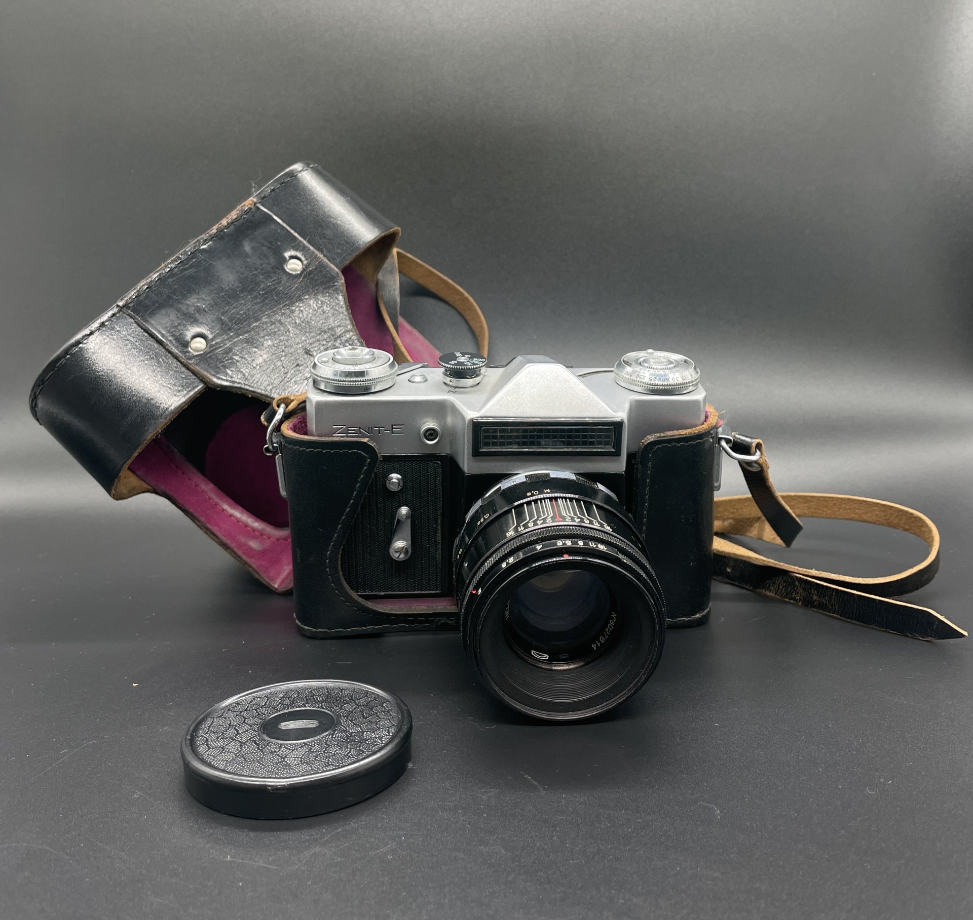 Фотоаппарат "Зенит-Е"  с объективом "Гелиос-44" в оригинальном кофре, Красногорский механический завод (КМЗ)
