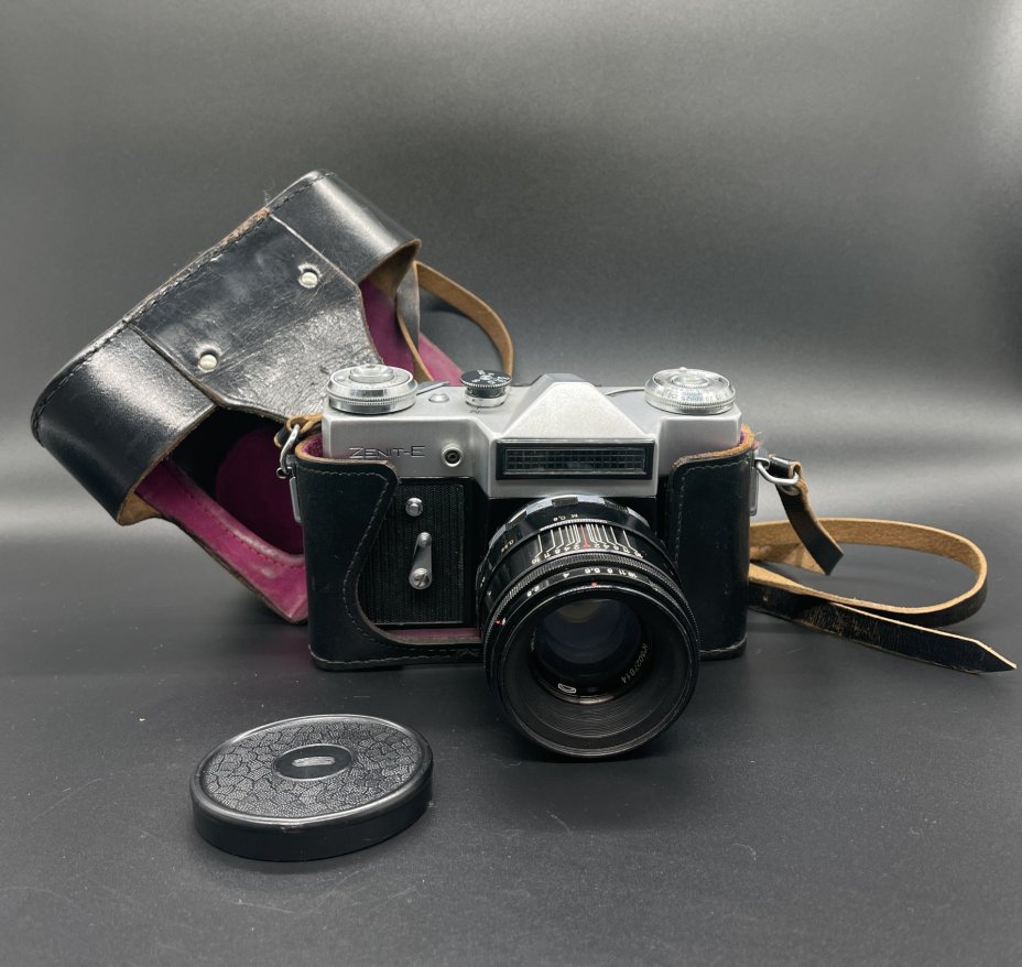 Фотоаппарат "Зенит-Е"  с объективом "Гелиос-44" в оригинальном кофре, Красногорский механический завод (КМЗ)