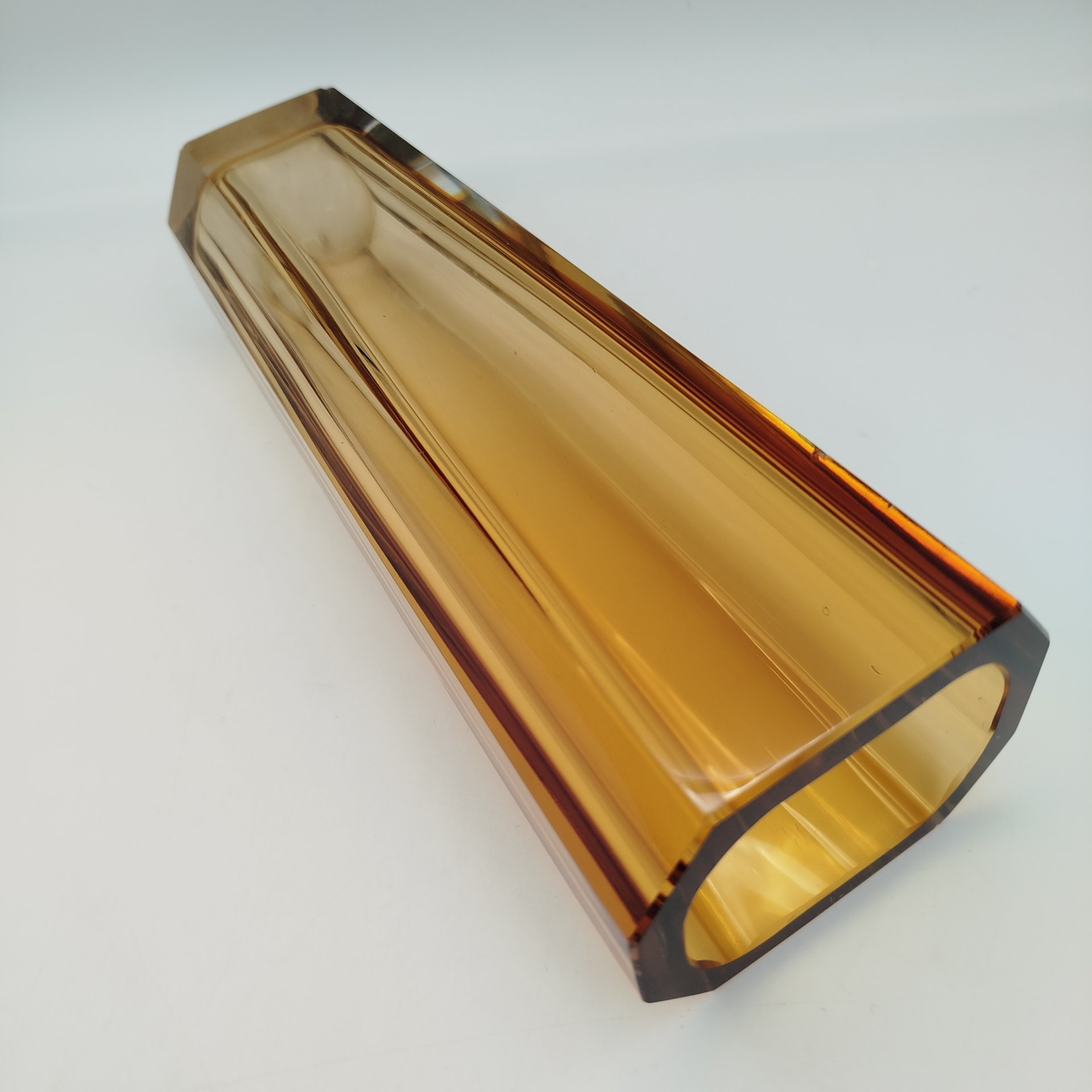 Ваза для цветов "Золотистая", автор Л.О. Юрген, хрусталь, широкая грань, шлифовка, Ленинградский завод художественного стекла (ЛЗХС), СССР, 1960-1980 гг.