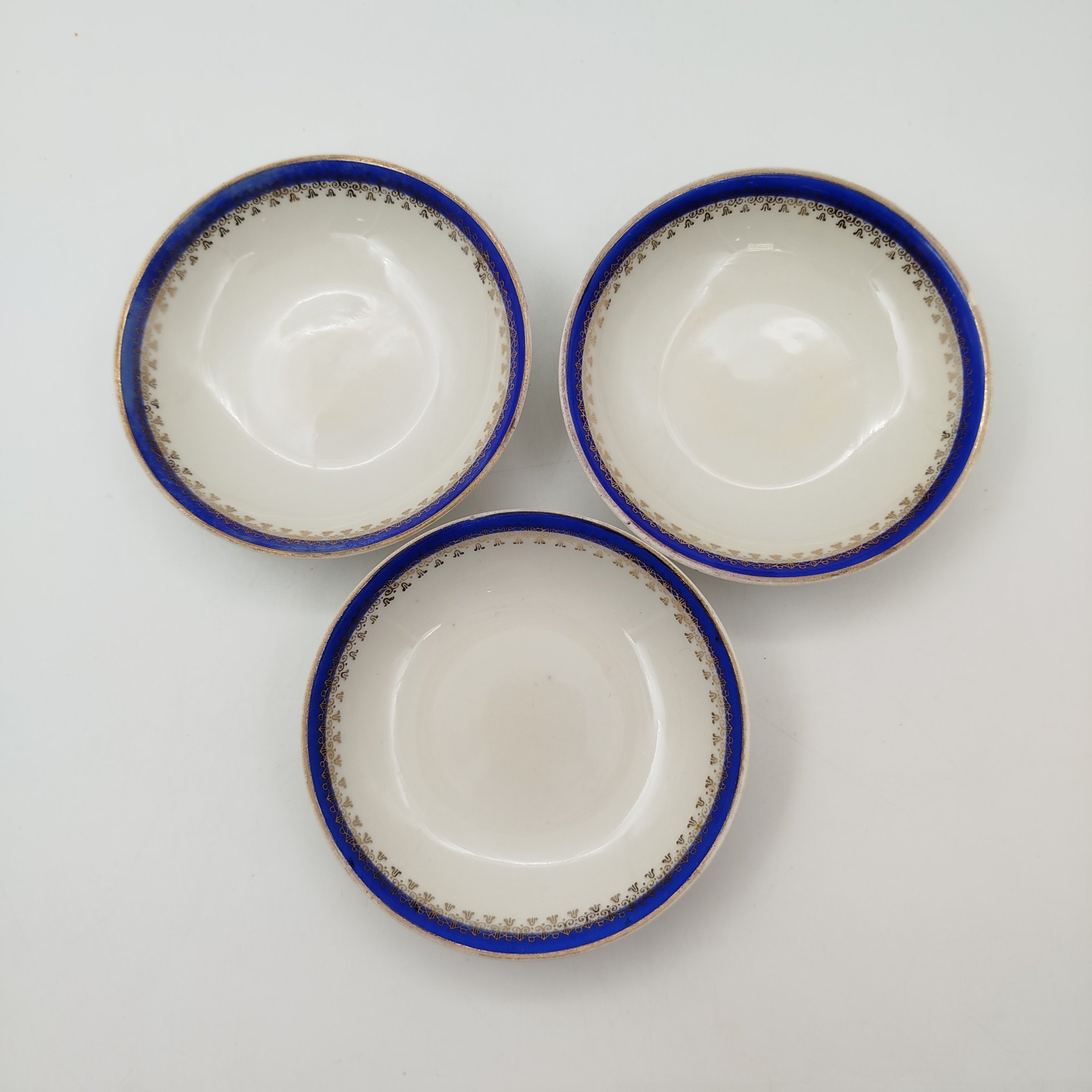 Набор из 3-х розеток, украшенных геометрическим декором [ Клеймо "Серебряный Бор"], фарфор, крытье, золочение, Дулевский фарфоровый завод (Дулёво), СССР, 1955 г.