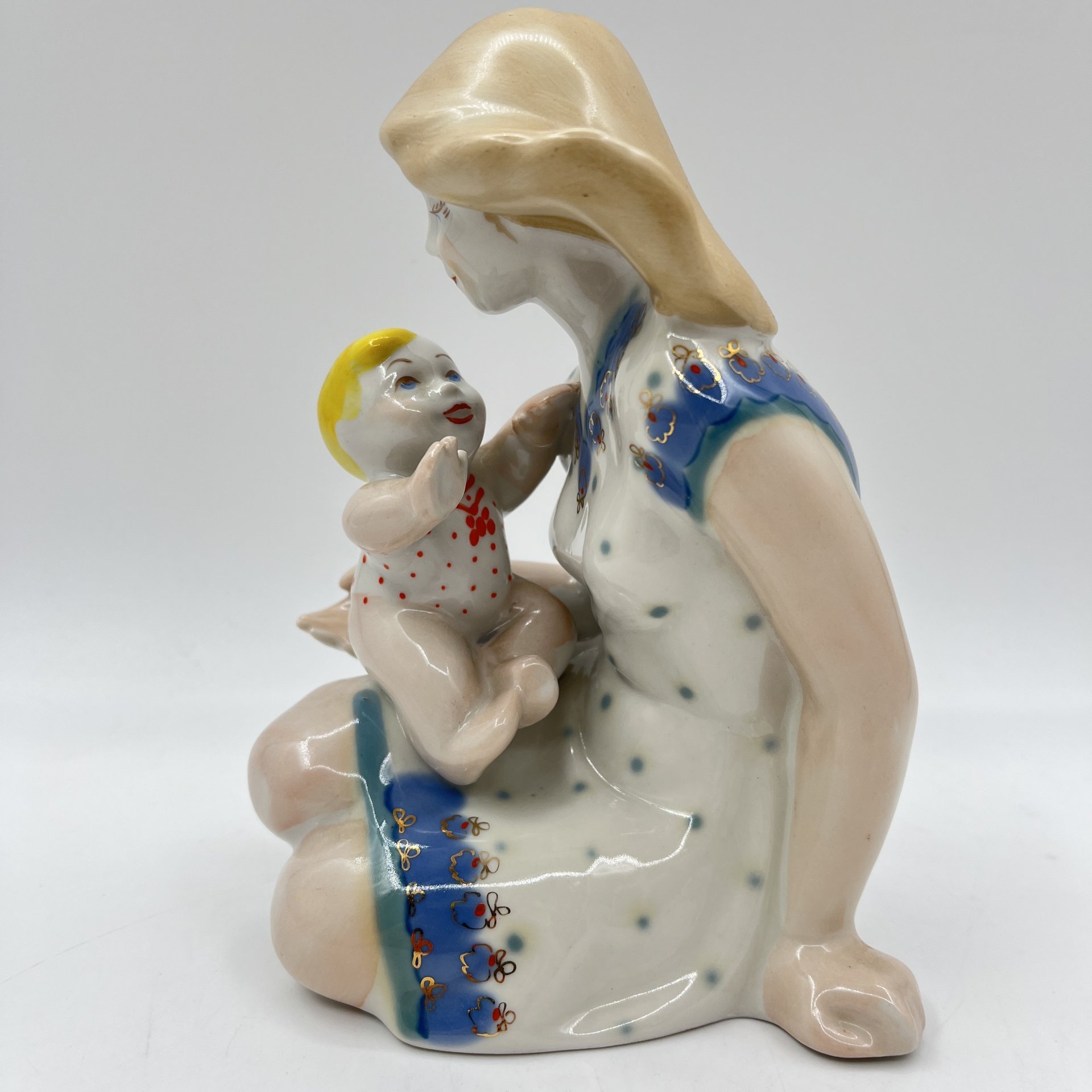 Статуэтка "Материнство", автор Е.А. Липиса, Полонский завод художественной керамики (Полонное ЗХК)