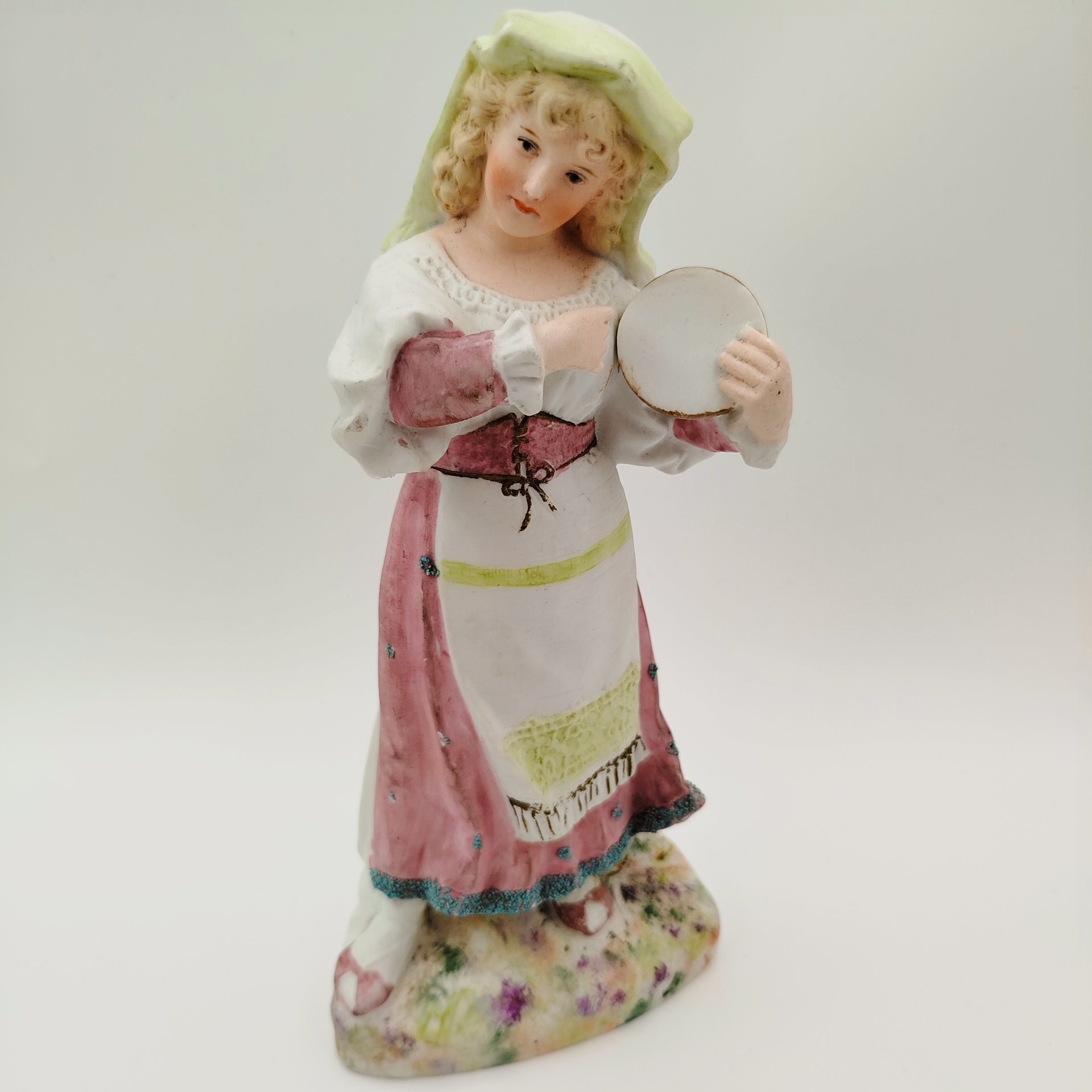 Статуэтка "Девушка в национальном костюме с бубном", Heubach Bros, фарфор, роспись, Германия, 1920-1940 гг.