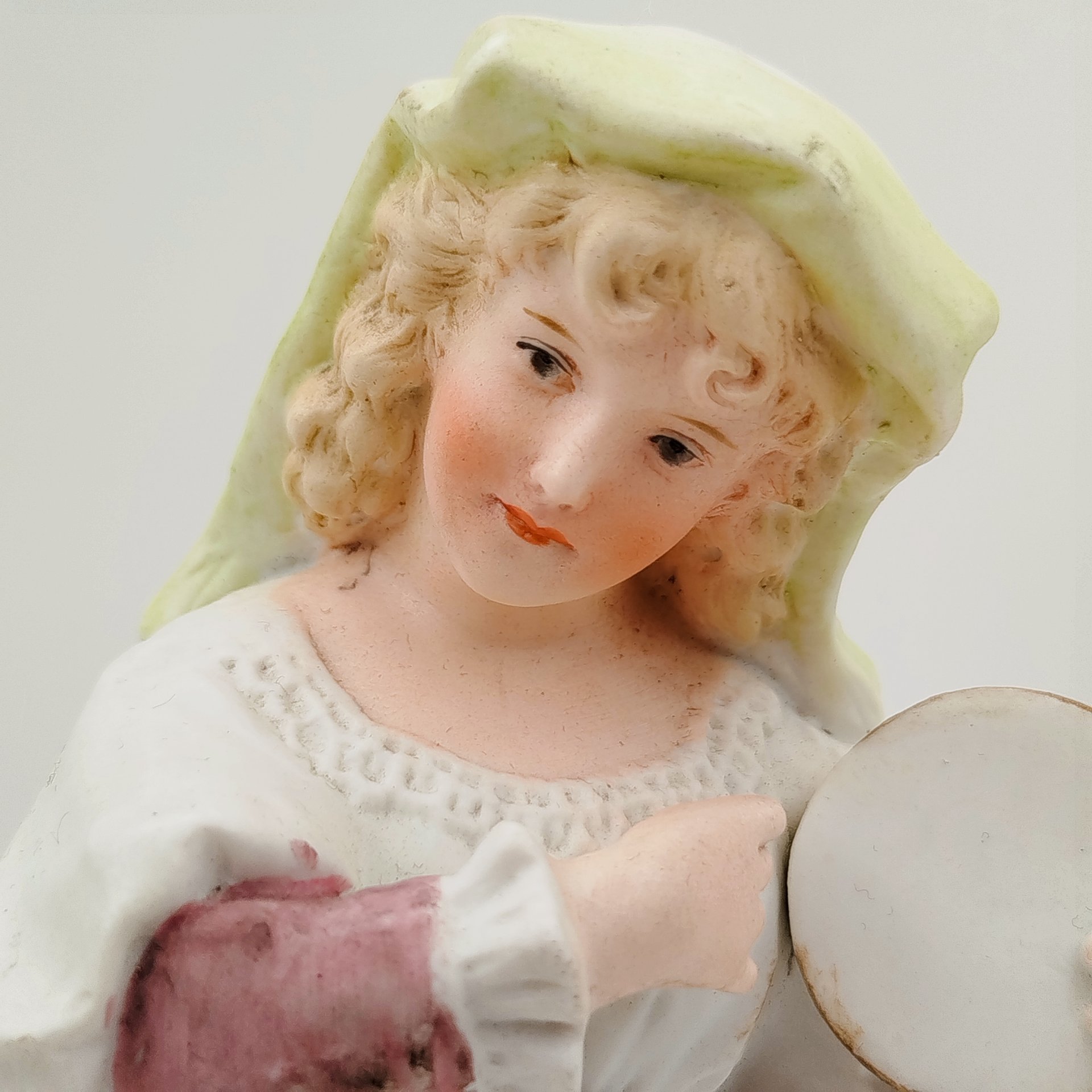 Статуэтка "Девушка в национальном костюме с бубном", Heubach Bros, фарфор, роспись, Германия, 1920-1940 гг.