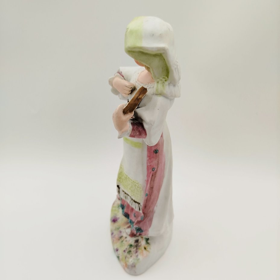 Статуэтка "Девушка в национальном костюме с бубном", Heubach Bros