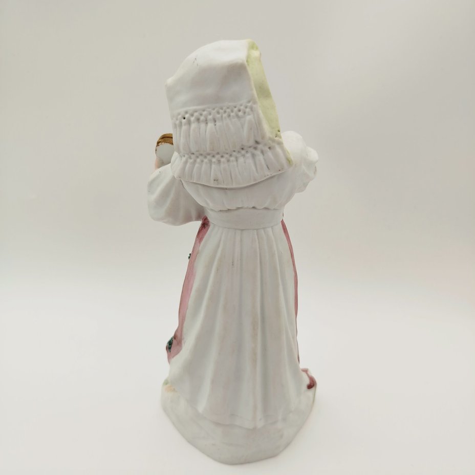 Статуэтка "Девушка в национальном костюме с бубном", Heubach Bros