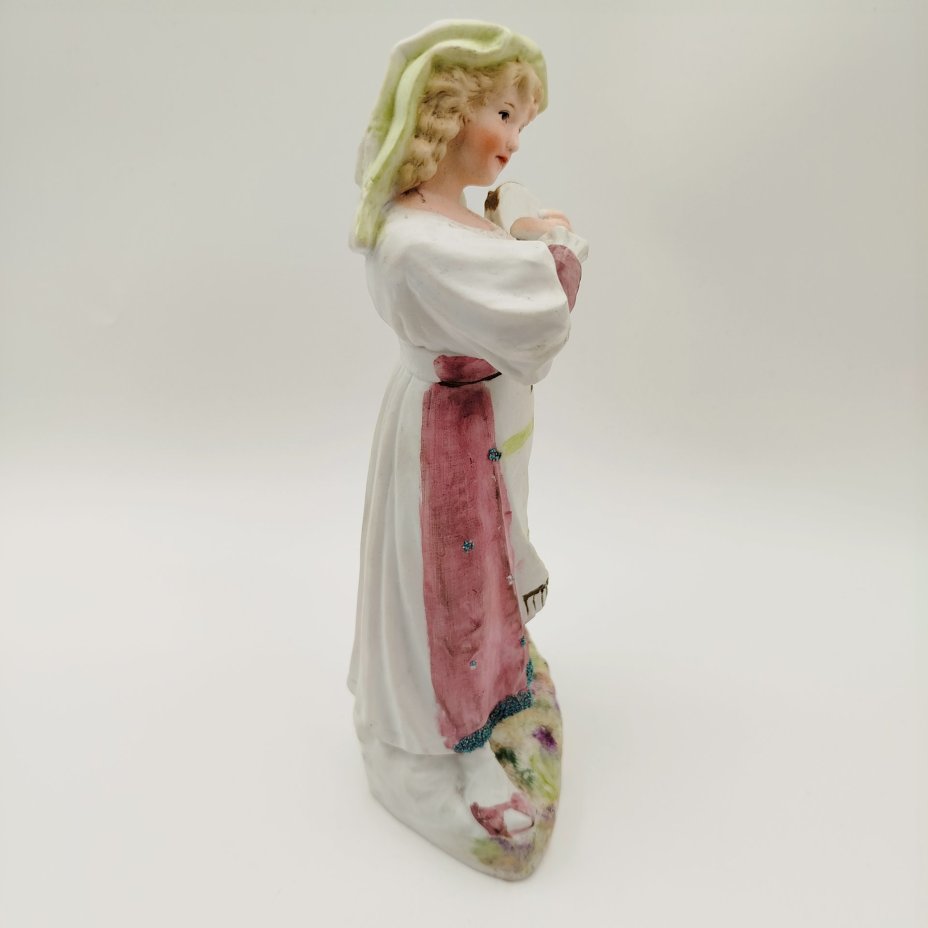 Статуэтка "Девушка в национальном костюме с бубном", Heubach Bros