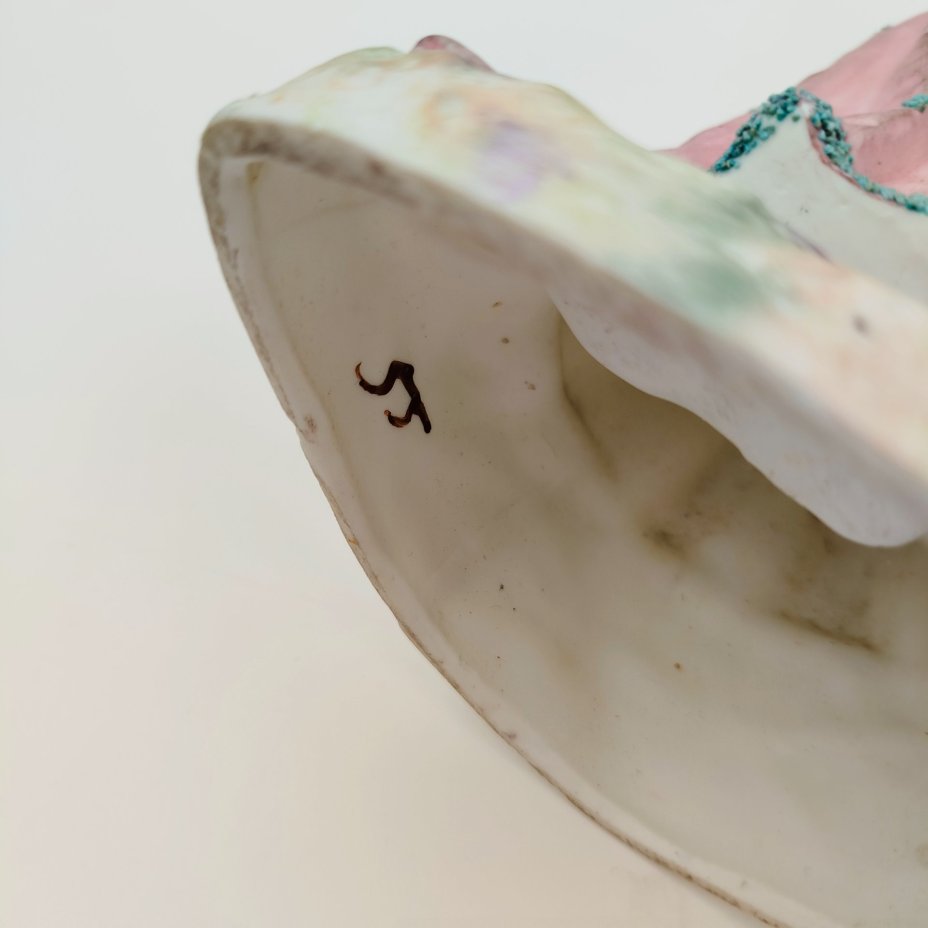 Статуэтка "Девушка в национальном костюме с бубном", Heubach Bros