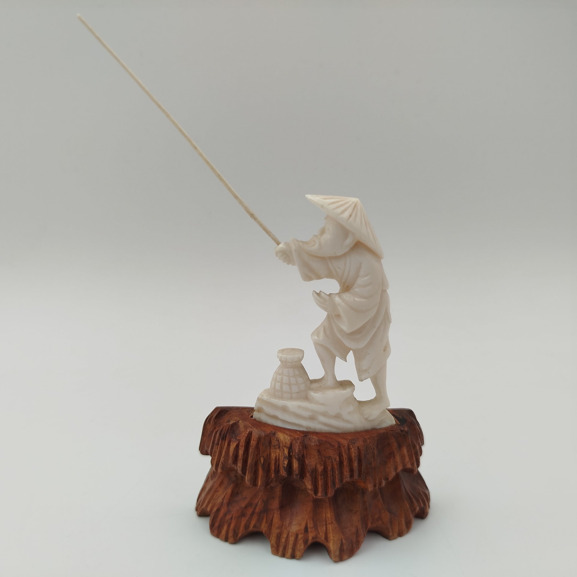 Фигурка рыбака, выполненная из слоновой кости, кость, дерево, Китай, 1940-1960 гг., Китай
