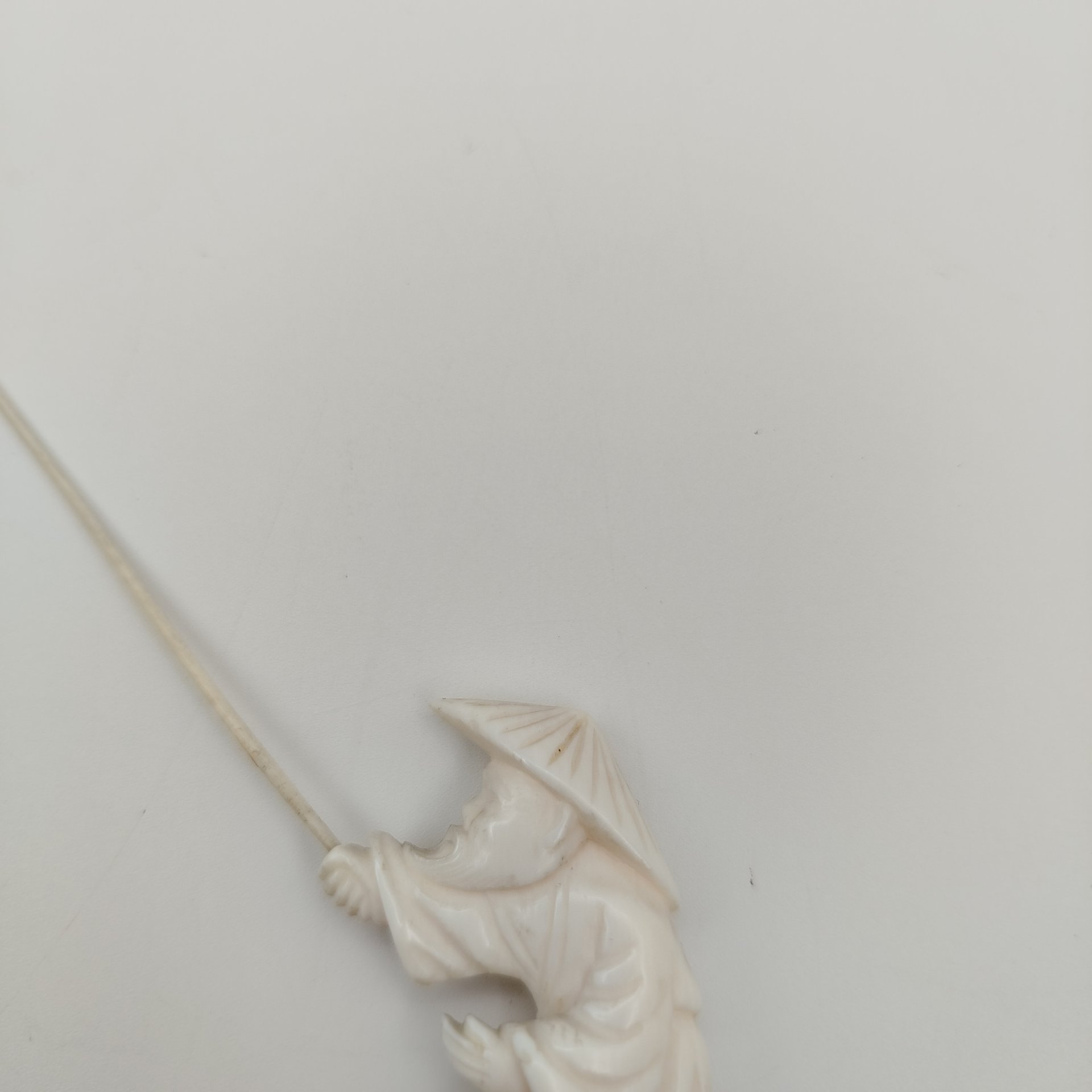 Фигурка рыбака, выполненная из слоновой кости, кость, дерево, Китай, 1940-1960 гг., Китай