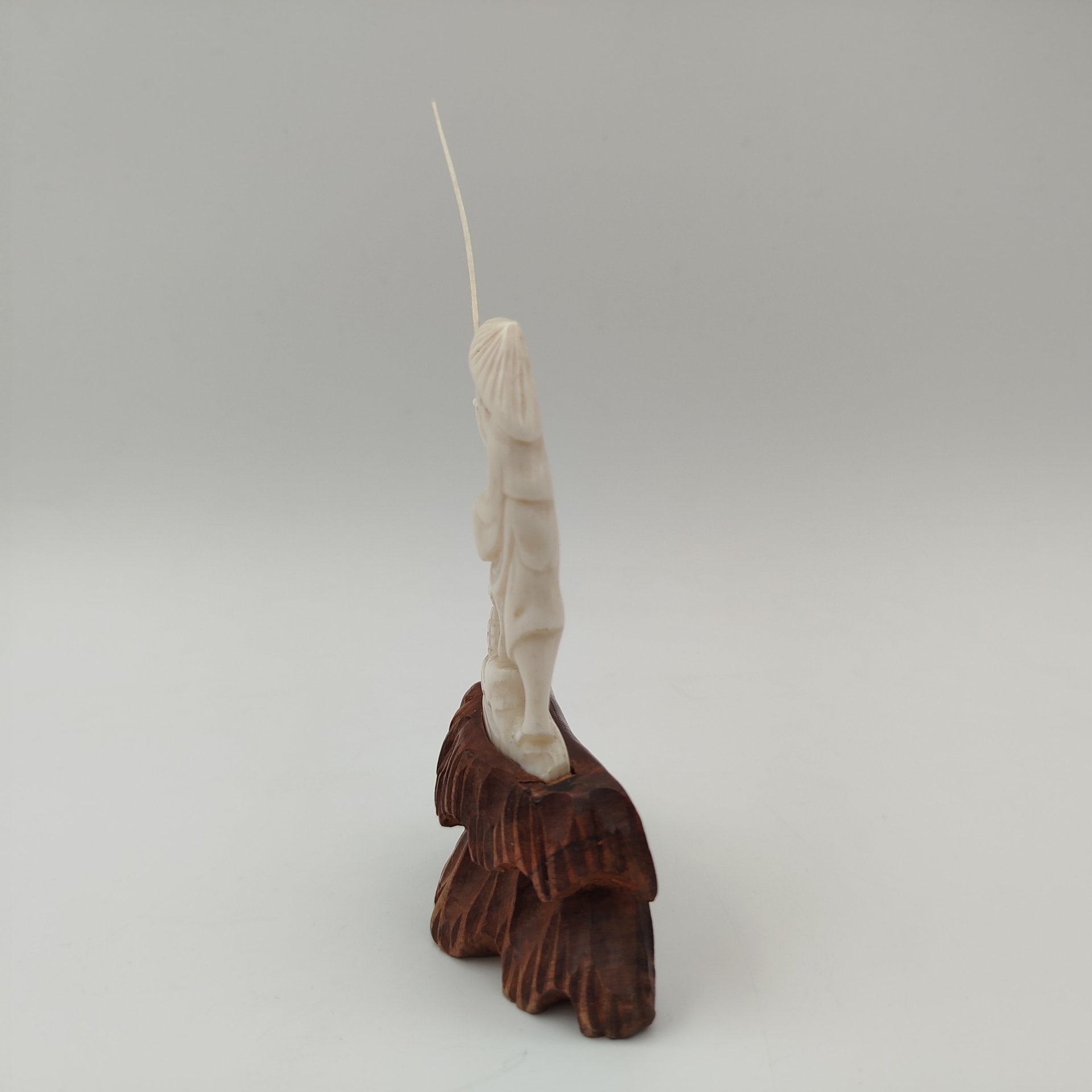 Фигурка рыбака, выполненная из слоновой кости, кость, дерево, Китай, 1940-1960 гг., Китай
