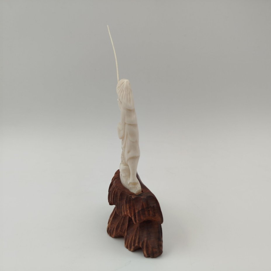 Фигурка рыбака, выполненная из слоновой кости, кость, дерево, Китай, 1940-1960 гг., Китай